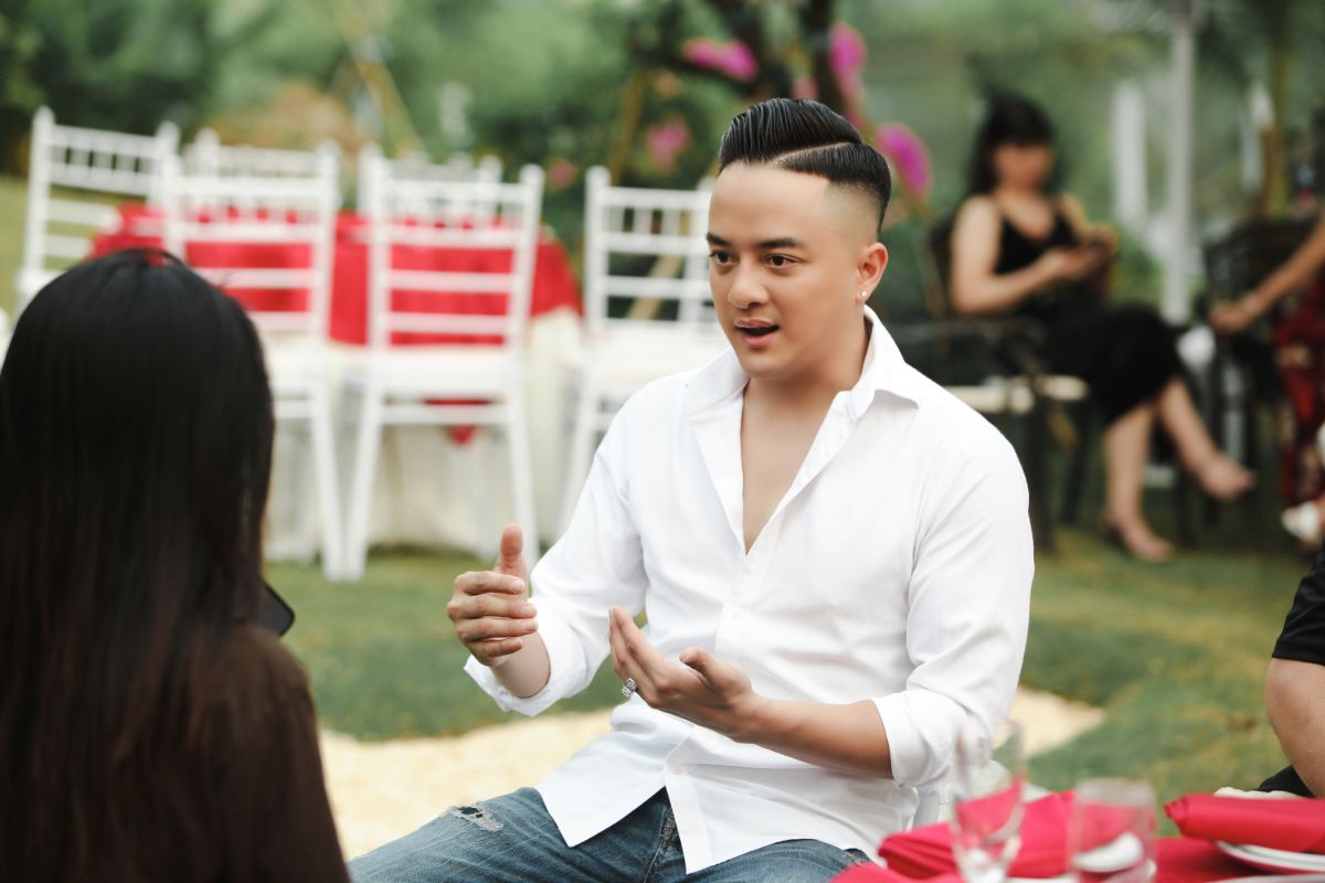 cao thái sơn 1 Cao Thái Sơn ra mắt MV mới tại biệt thự triệu USD, nhạc sĩ Nguyễn Văn Chung đến chúc mừng