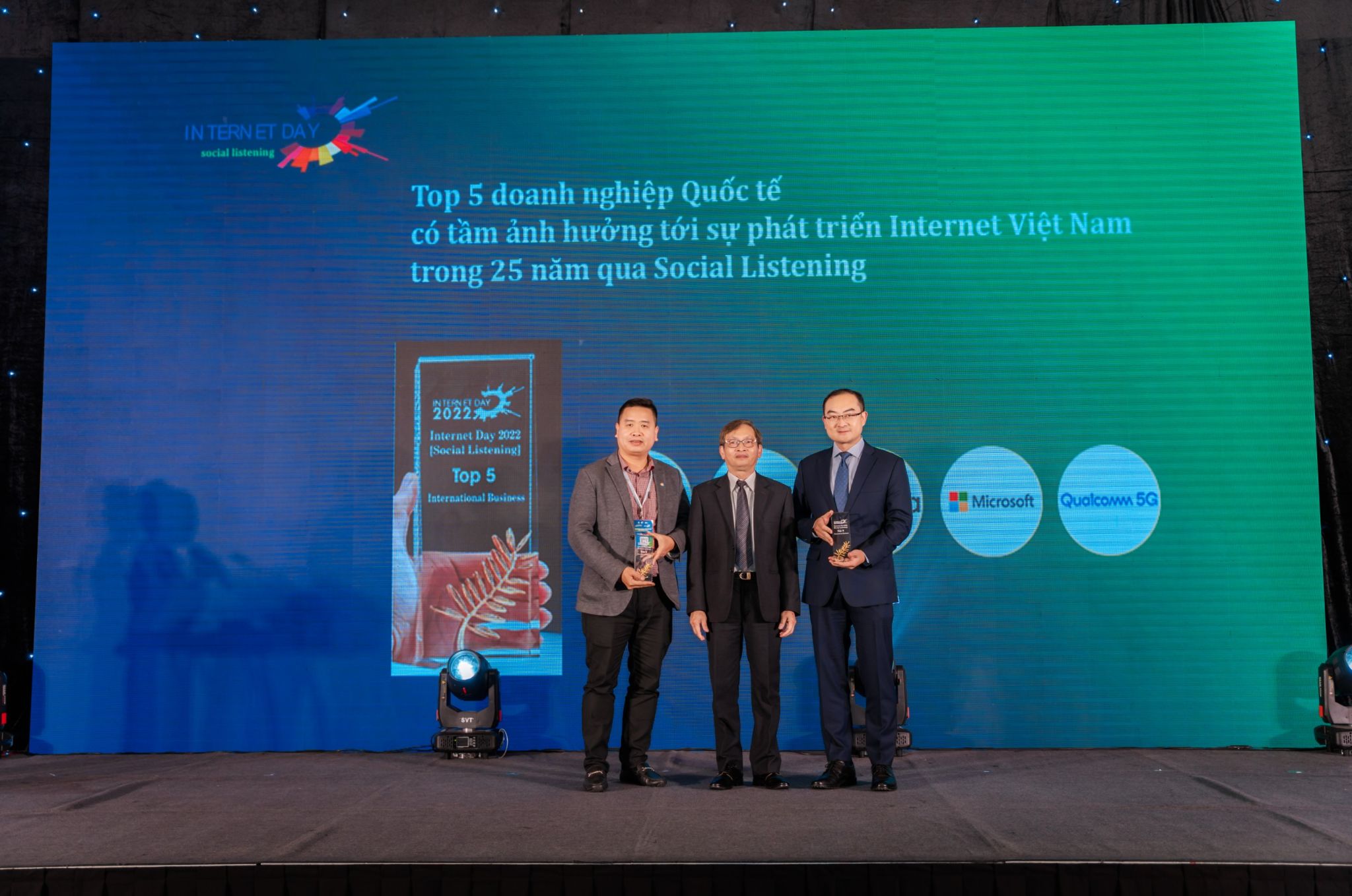 Ông David Wei Tổng Giám đốc Huawei Việt Nam nhận giải thưởng Top 5 Doanh nghiệp Quốc tế có tầm ảnh hưởng tới sự phát triển Internet Việt Nam Huawei nhận giải thưởng Top 5 Doanh nghiệp Quốc tế có tầm ảnh hưởng tới sự phát triển Internet Việt Nam