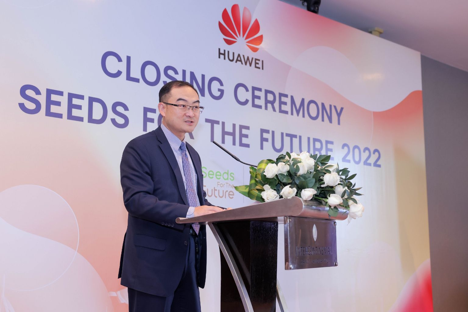 Ông David Wei – Tổng Giám đốc Huawei Việt Nam chia sẻ tại Lễ bế mạc Huawei Việt Nam nhận bằng khen từ Hội Truyền thông số cho nỗ lực đào tạo nhân tài ngành ICT 