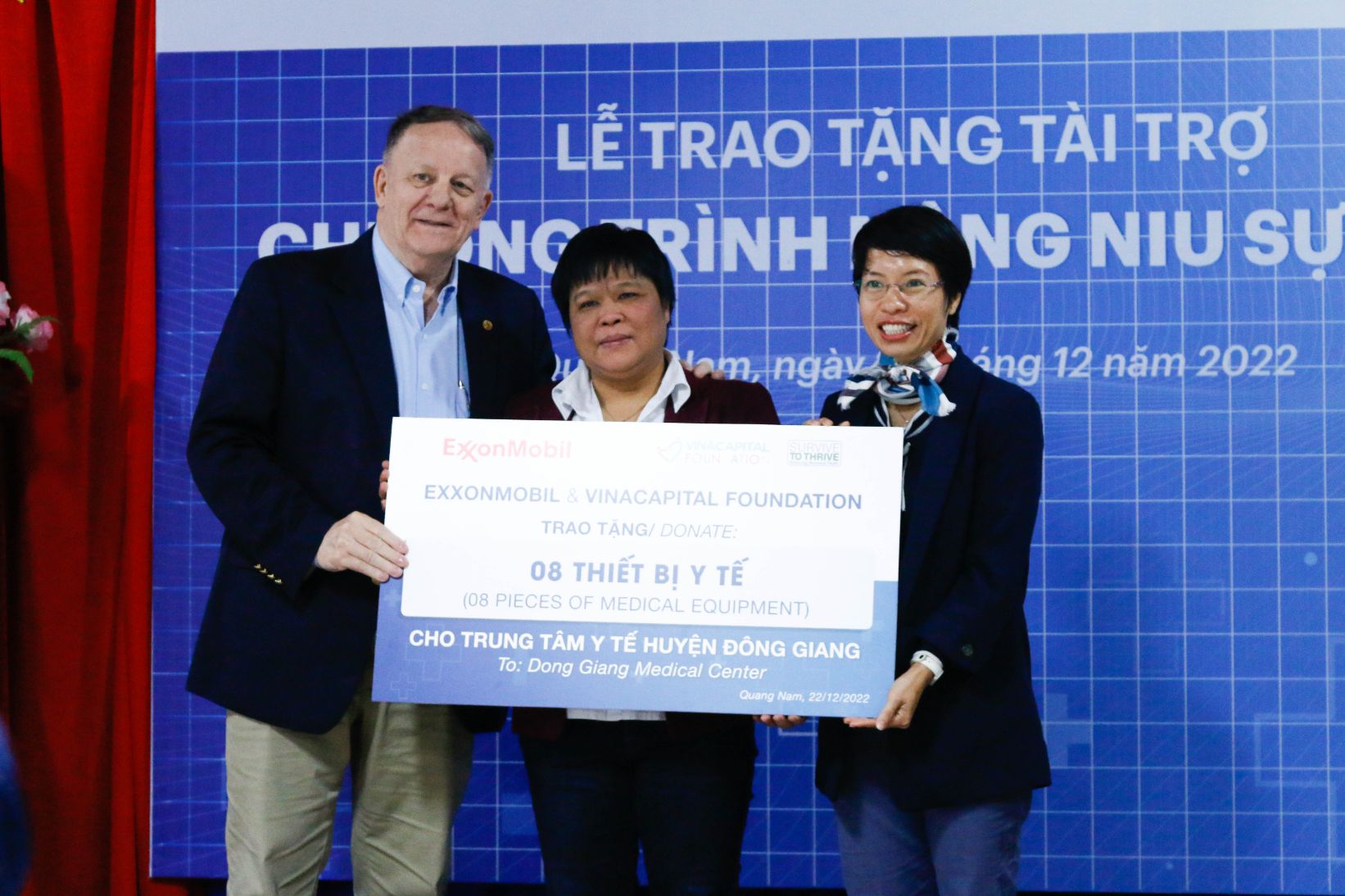 Đại diện ExxonMobil Việt Nam và Đại diện VCF trao bảng trao tặng tượng trưng cho TTYT huyện Đông Giang 1 ExxonMobil Việt Nam trao tặng thiết bị y tế cho 2 trung tâm y tế huyện ở Quảng Nam