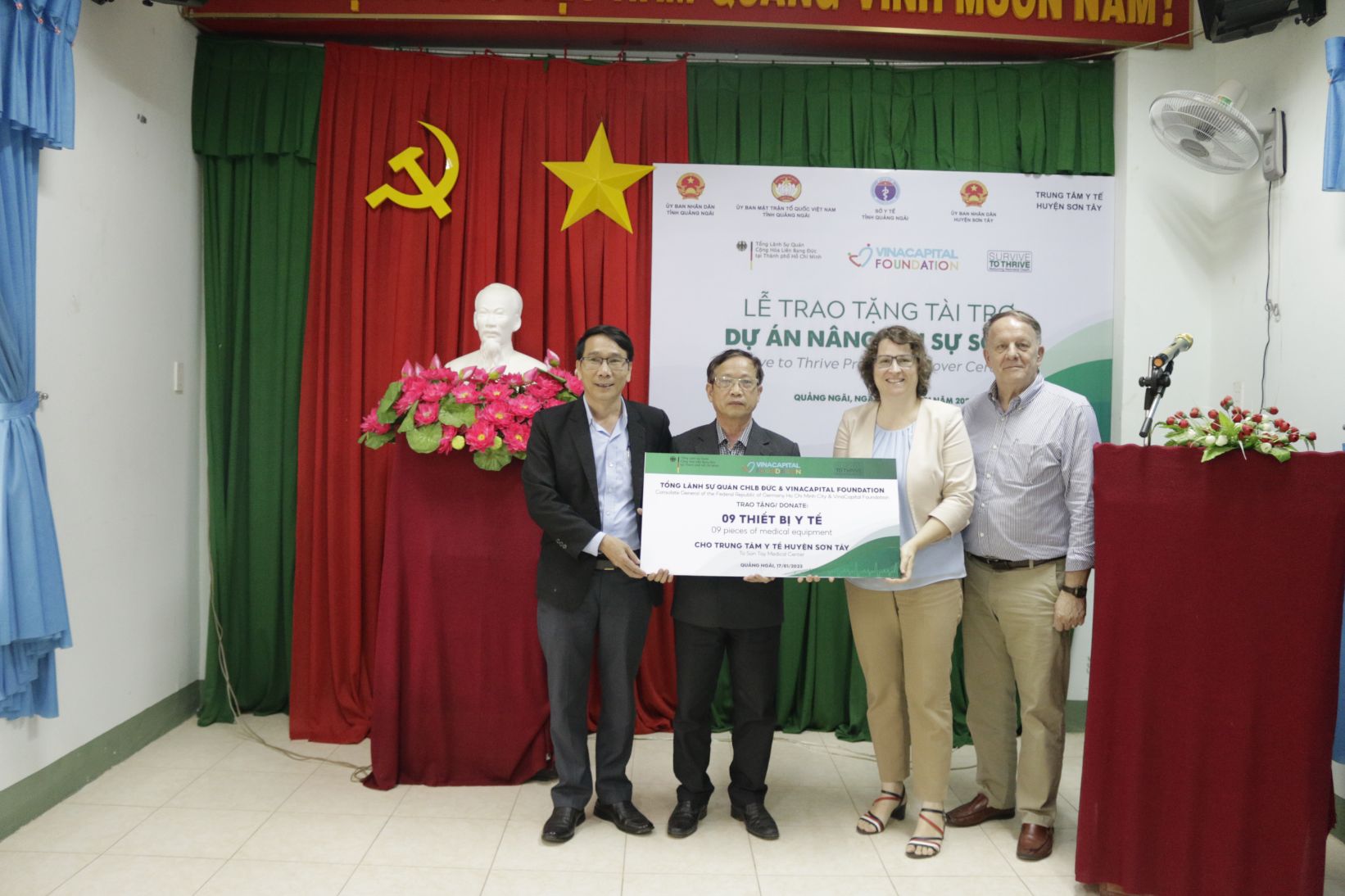 Bà Tina Spicher và Ông Rad Kivette trao tặng bảng tài trợ tượng trưng cho Đại diện huyện Sơn Tây Tổng Lãnh sự quán CHLB Đức TP.HCM và VCF trao tặng thiết bị y tế tại tỉnh Quảng Ngãi