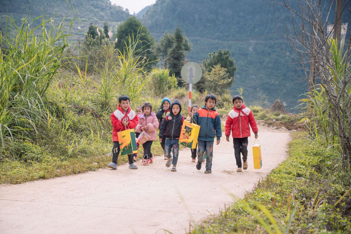 Các em học sinh Trường phổ thông dân tộc bán trú Tà Lủng Mèo Vạc Hà Giang tung tăng về nhà với phần quà Tết Bữa Ăn Trọn Vẹn của GREENFEED chạm mốc 2 triệu bữa ăn được gửi trao