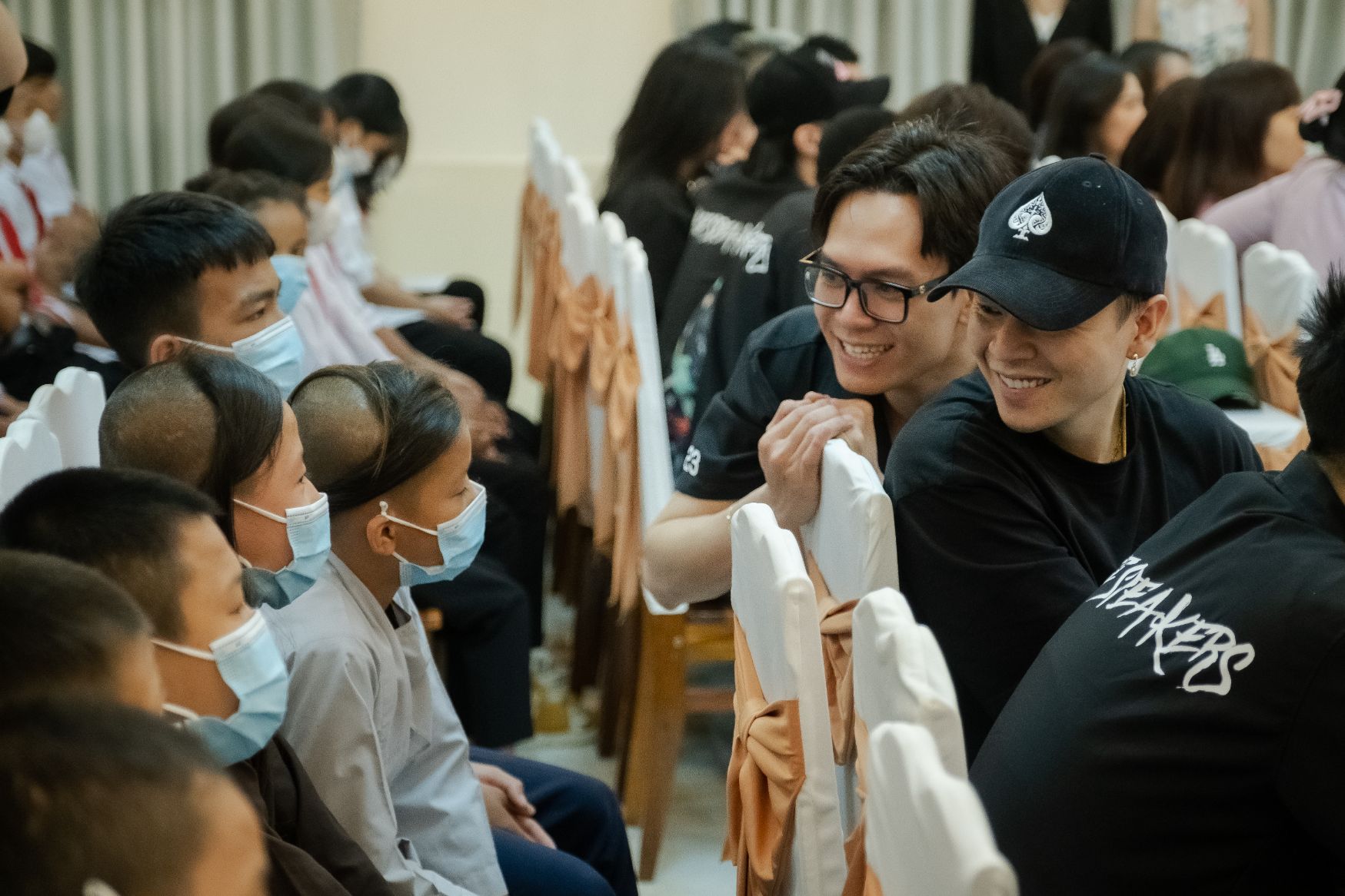 Các nghệ sĩ giao lưu trò chuyện cùng các em nhỏ Chuyến đi Mơ ước cho 100 trẻ em có hoàn cảnh khó khăn tại tỉnh Khánh Hòa