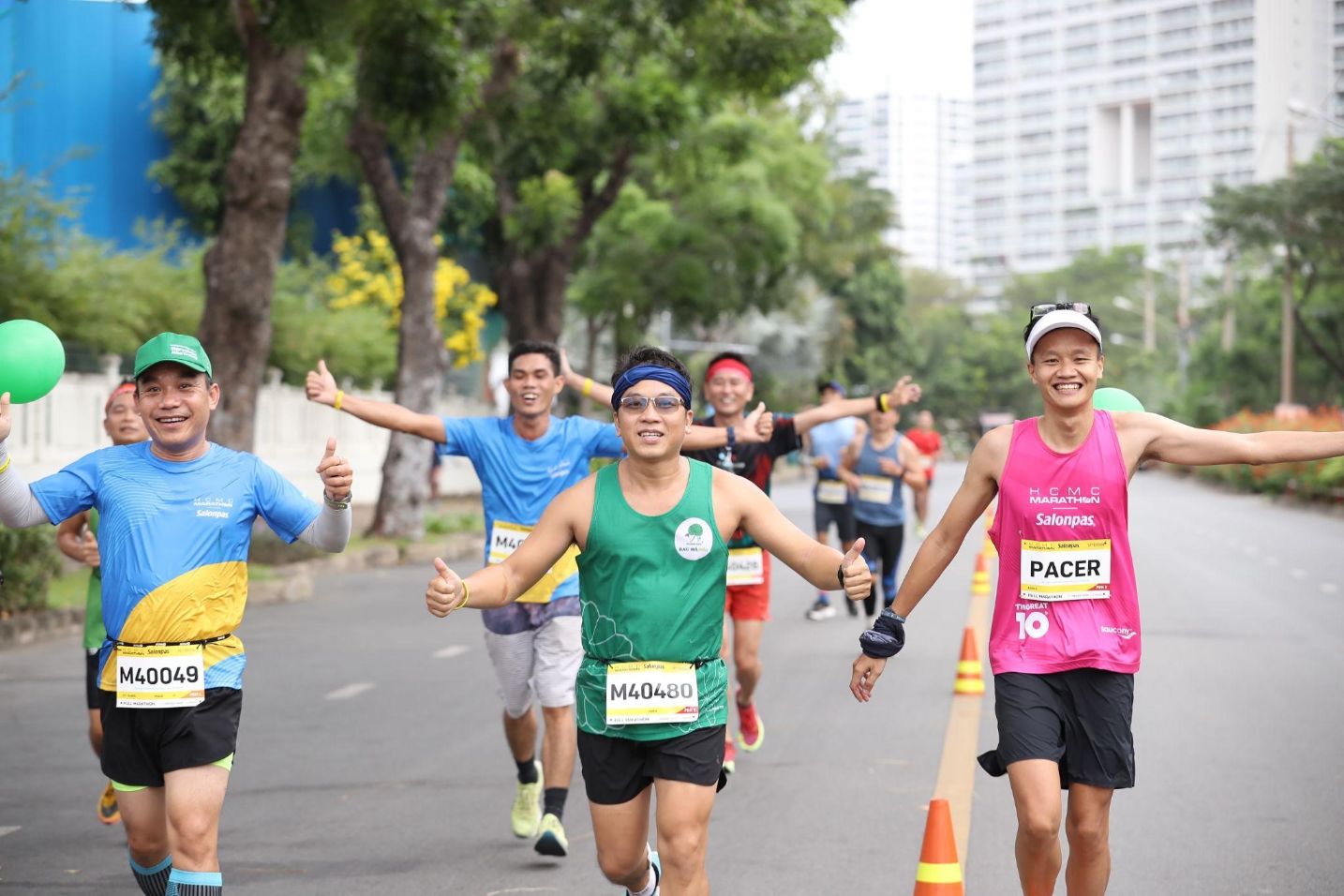 Các vận động viên hào hứng trên đường chạy các cự ly Gần 10.000 người tham gia cuộc đua chào đón năm mới 2023