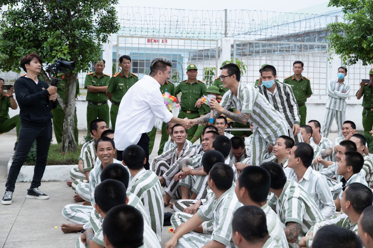 Dam Vinh Hung bieu dien trong trai giam 2023 111 Đàm Vĩnh Hưng quẩy cực sung khi biểu diễn tại trại giam 