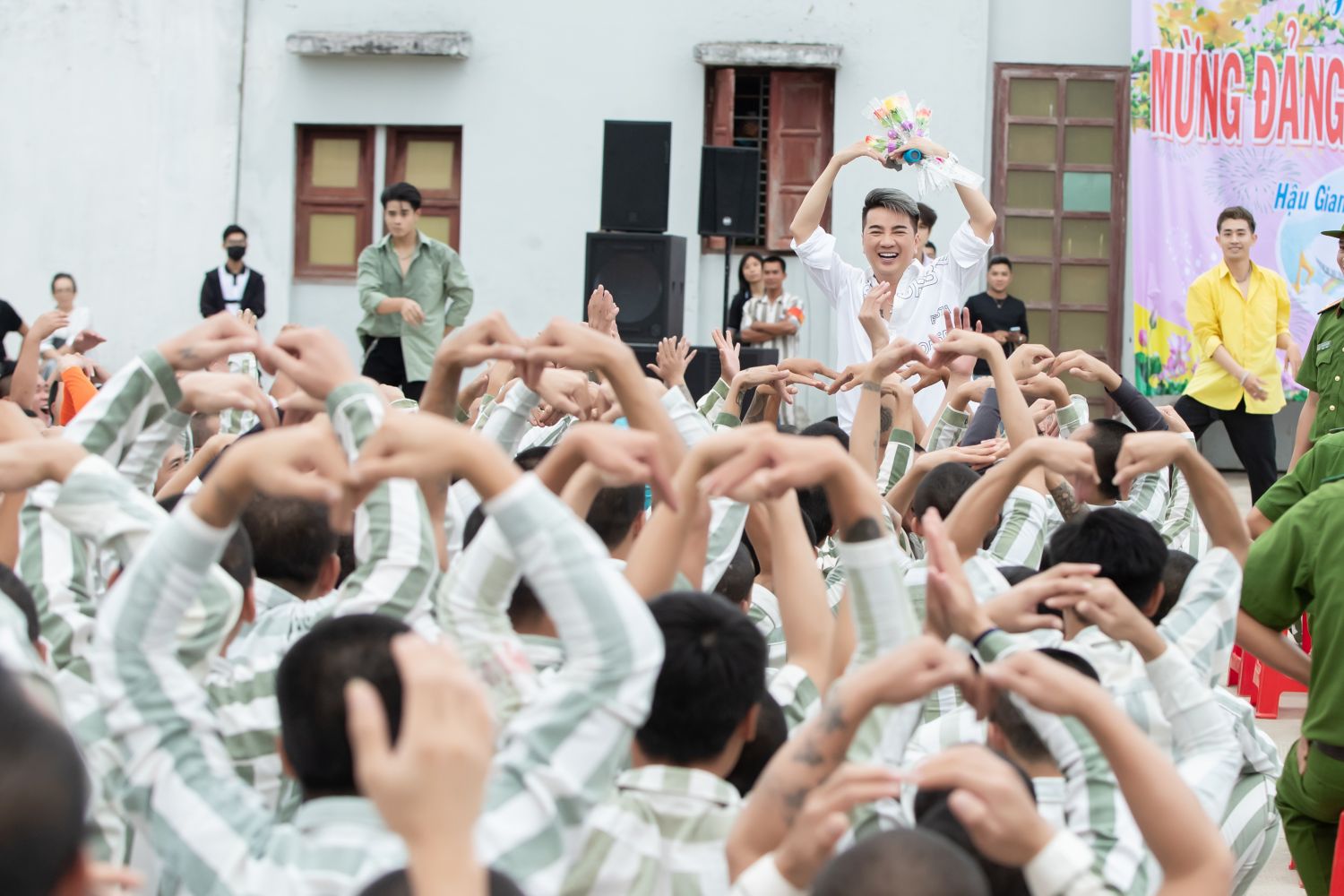 Dam Vinh Hung bieu dien trong trai giam 2023 85 Đàm Vĩnh Hưng quẩy cực sung khi biểu diễn tại trại giam 