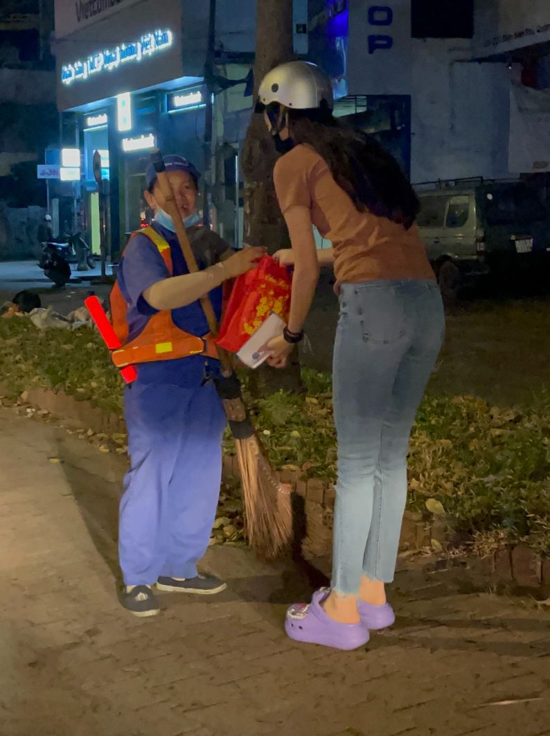 Hoa hau Khanh Van tang qua cho nguoi lao dong SG1 Khánh Vân đi xe máy cùng fan, rong ruổi trời khuya, tặng quà cho các hoàn cảnh khó khăn