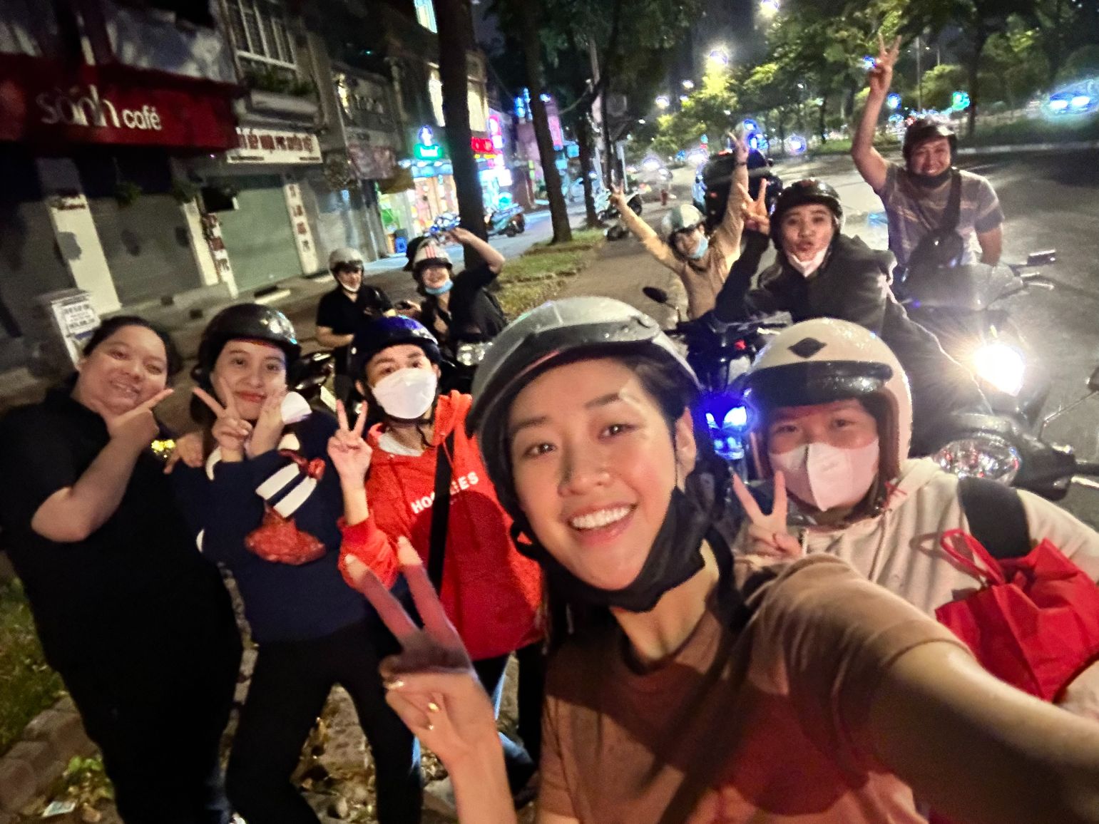 Hoa hau Khanh Van tang qua cho nguoi lao dong SG16 Khánh Vân đi xe máy cùng fan, rong ruổi trời khuya, tặng quà cho các hoàn cảnh khó khăn