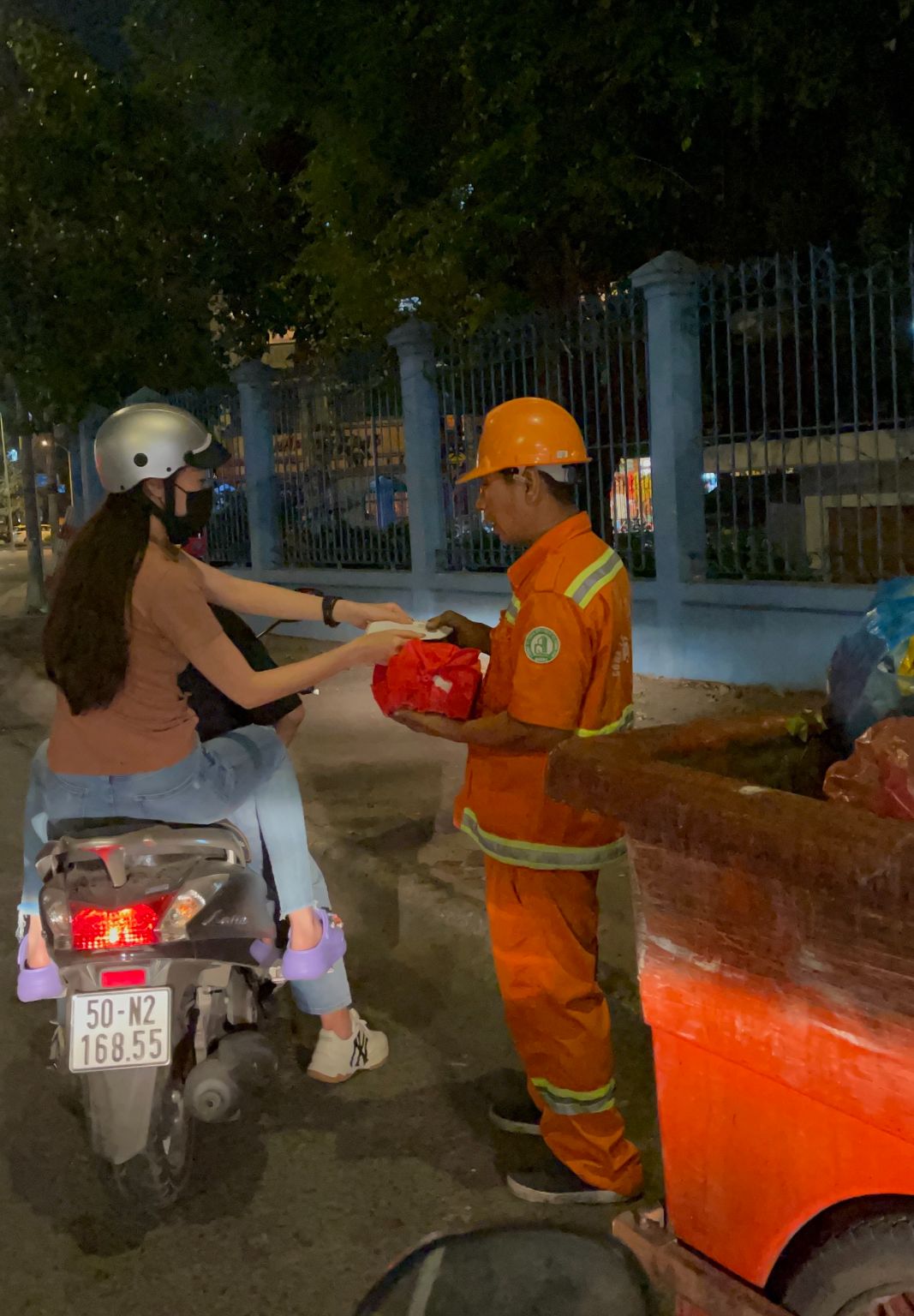 Hoa hau Khanh Van tang qua cho nguoi lao dong SG2 Khánh Vân đi xe máy cùng fan, rong ruổi trời khuya, tặng quà cho các hoàn cảnh khó khăn