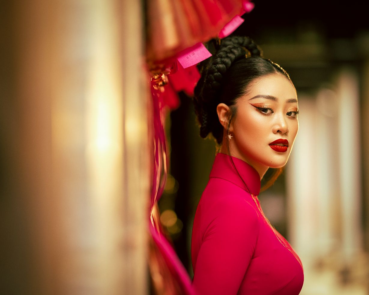 Hoa hau Khanh Van Tet Quy Mao 20235 Hoa hậu Khánh Vân duyên dáng áo dài, tâm sự cuối năm trong bộ ảnh Tết