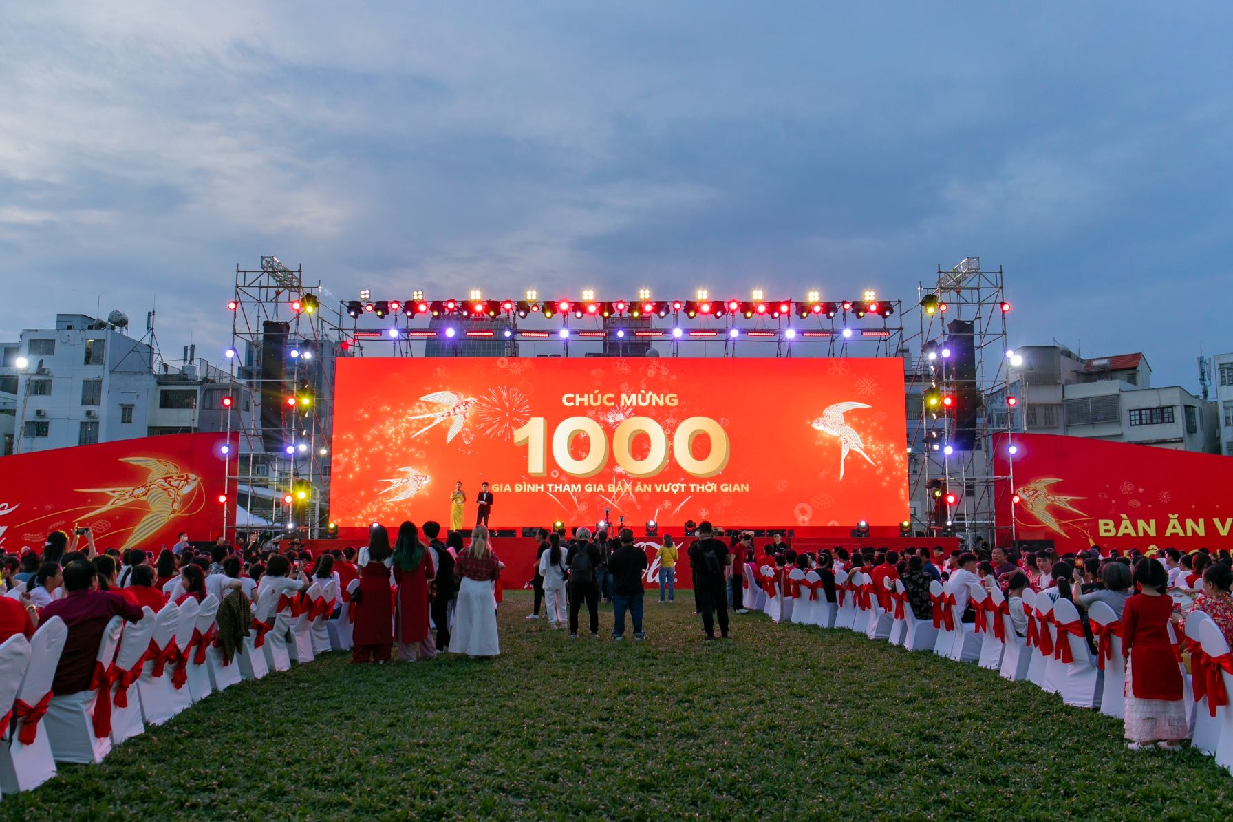 Kỷ lục được chung tay xác lập với sự tham gia của 1000 gia đình Coca Cola Việt Nam xác lập Kỷ lục Bàn ăn Tết Việt đông nhất thế giới