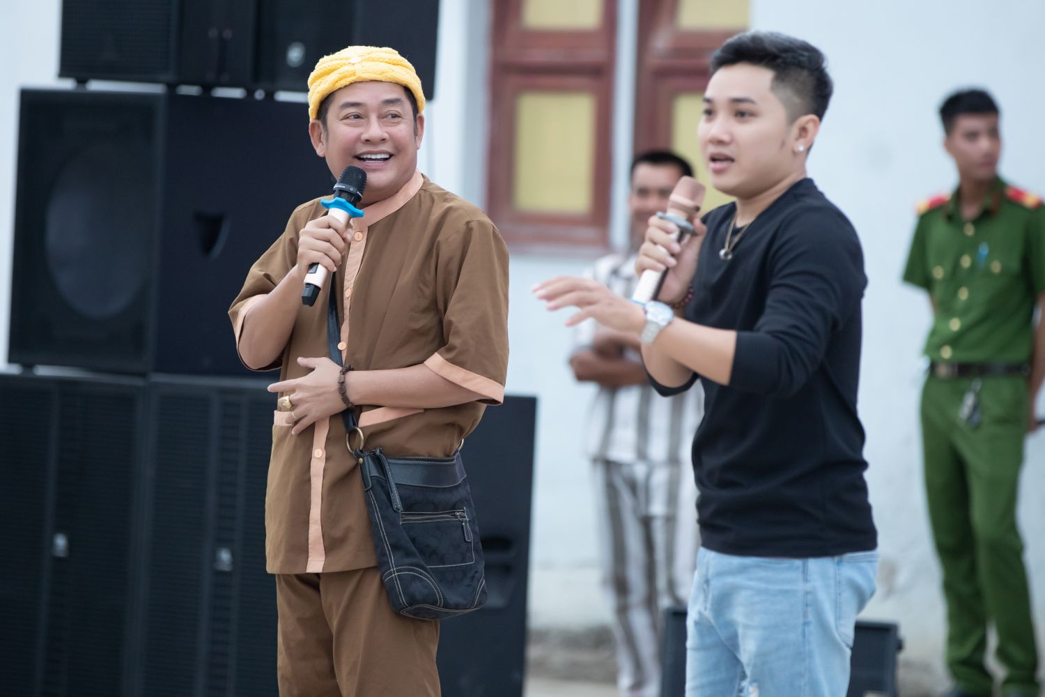 Nhóm hài Tấn Beo Đàm Vĩnh Hưng quẩy cực sung khi biểu diễn tại trại giam 