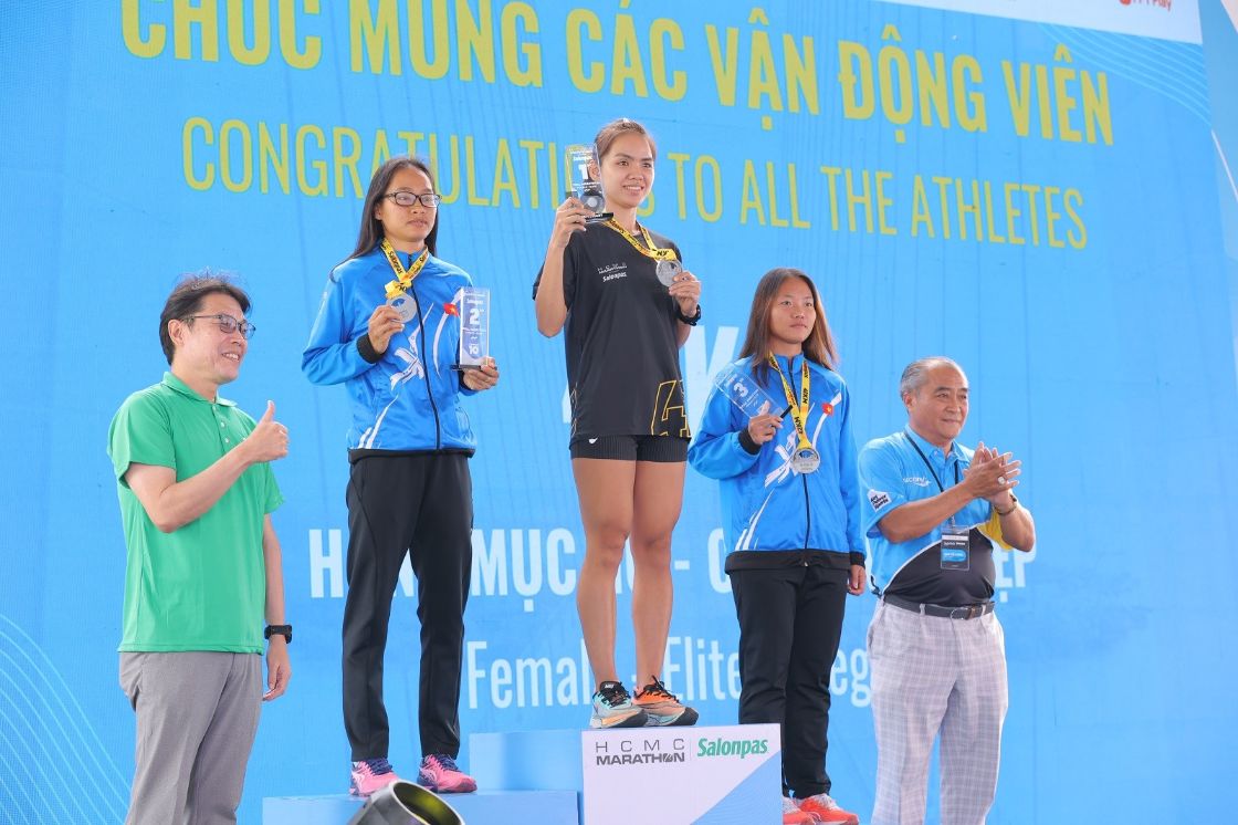 Top 3 các VĐV Marathon 42km nữ hệ chuyên nghiệp Gần 10.000 người tham gia cuộc đua chào đón năm mới 2023