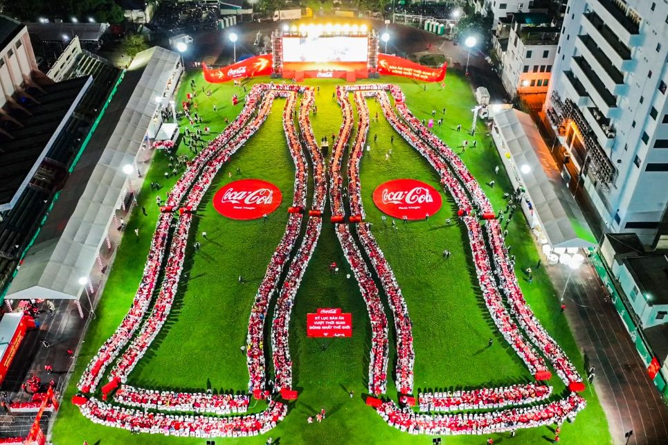Toàn cảnh sự kiện  Bàn ăn Tết Việt có số người tham gia đông nhất thế giới  1 Coca Cola Việt Nam xác lập Kỷ lục Bàn ăn Tết Việt đông nhất thế giới