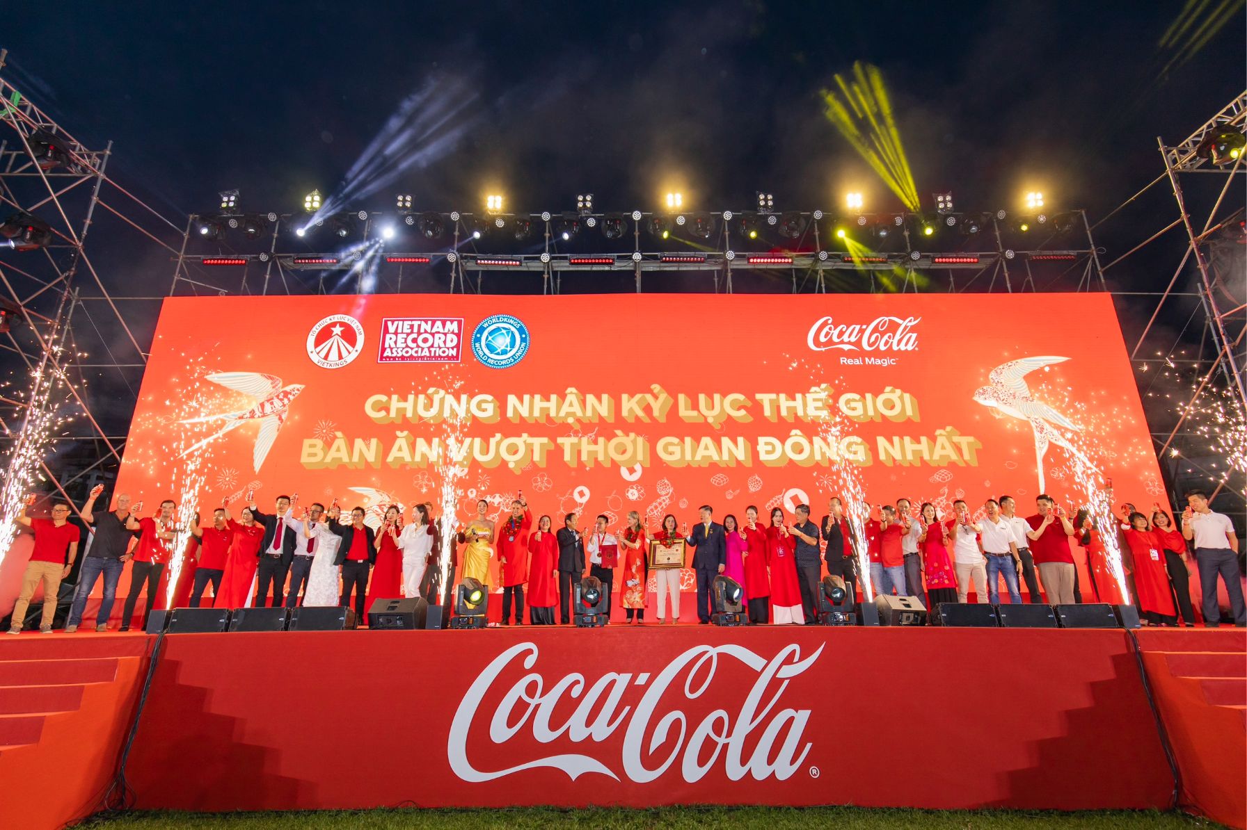 Tập thể lãnh đạo Coca Cola Việt Nam cùng đại diện các đối tác cùng nâng ly chúc mừng kỷ lục thế giới của công ty Coca Cola Việt Nam xác lập Kỷ lục Bàn ăn Tết Việt đông nhất thế giới