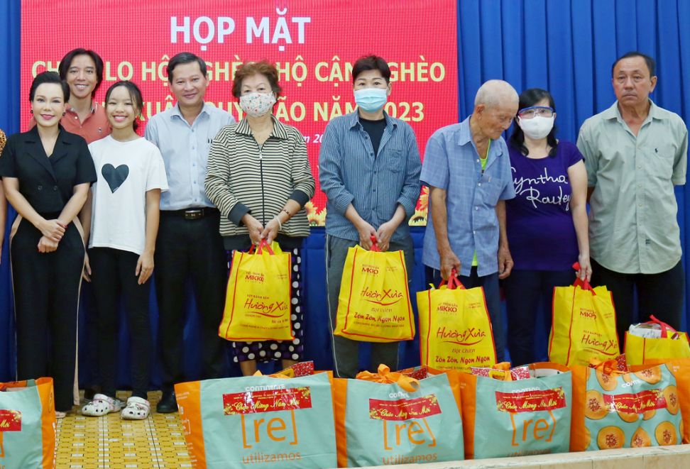 Việt Hương – Hoài Phương 2 Gia đình Việt Hương – Hoài Phương tặng quà Tết cho 250 hộ dân khó khăn