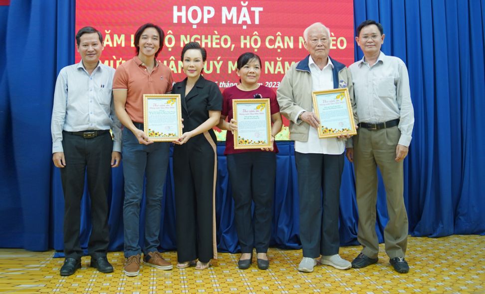Việt Hương – Hoài Phương 3 Gia đình Việt Hương – Hoài Phương tặng quà Tết cho 250 hộ dân khó khăn