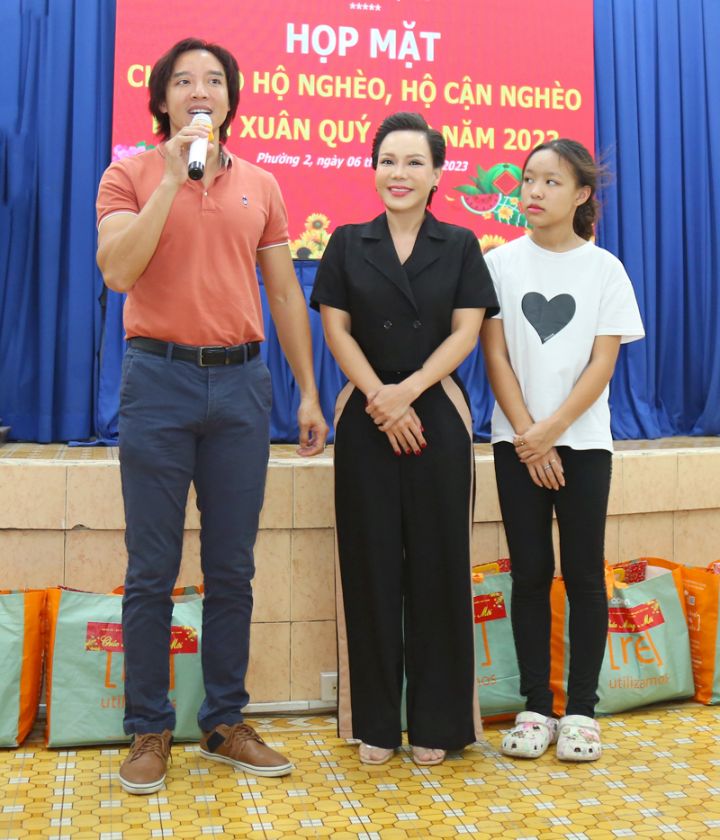 Việt Hương – Hoài Phương 4 Gia đình Việt Hương – Hoài Phương tặng quà Tết cho 250 hộ dân khó khăn