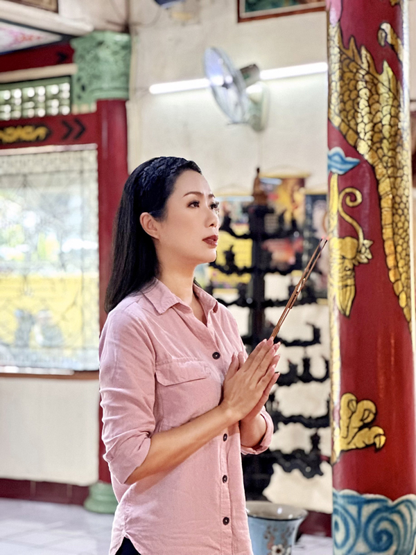 trịnh kim chi tu bổ chùa nghe si 18 NSƯT Trịnh Kim Chi sửa sang chùa Nghệ sĩ đón Tết