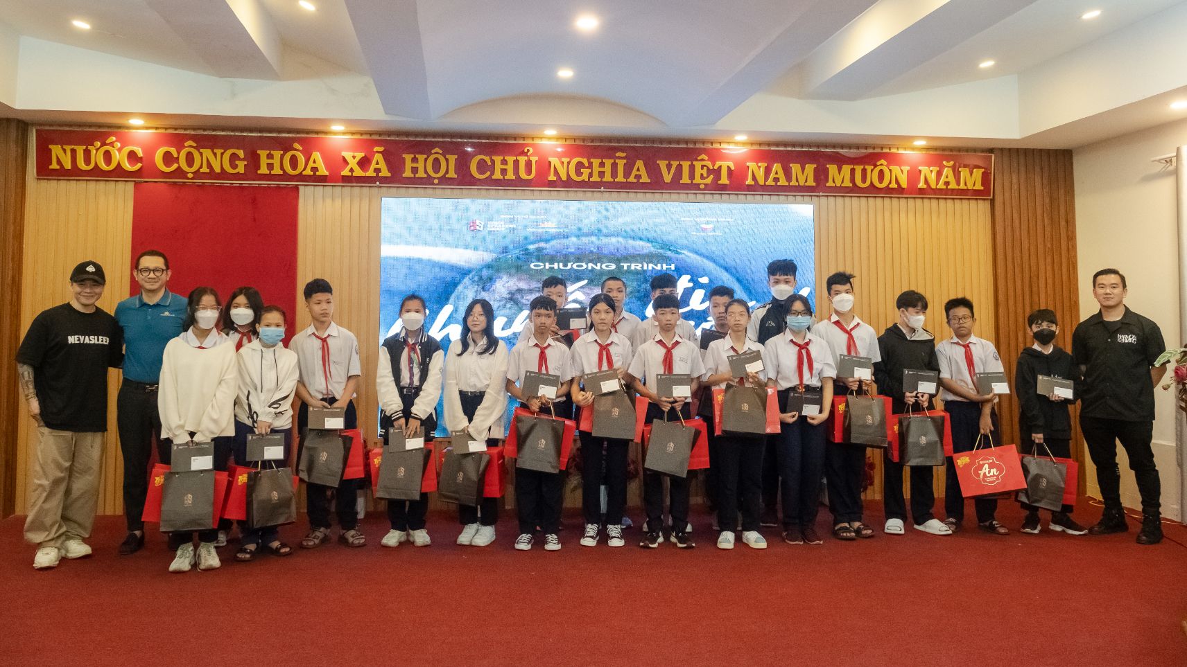 Đại diện Vietnam Airlines và SpaceSpeakers Group trao quà Tết cho các em nhỏ Chuyến đi Mơ ước cho 100 trẻ em có hoàn cảnh khó khăn tại tỉnh Khánh Hòa