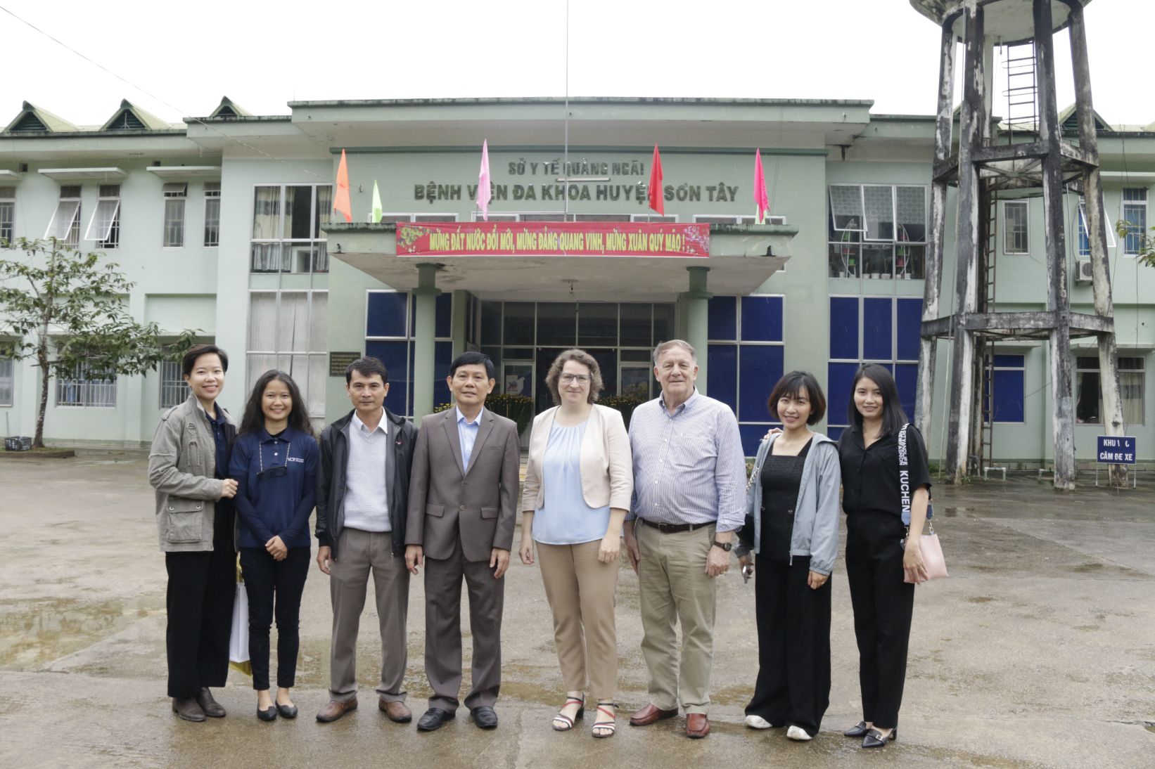 Đại diện các bên chụp ảnh kỉ niệm Tổng Lãnh sự quán CHLB Đức TP.HCM và VCF trao tặng thiết bị y tế tại tỉnh Quảng Ngãi