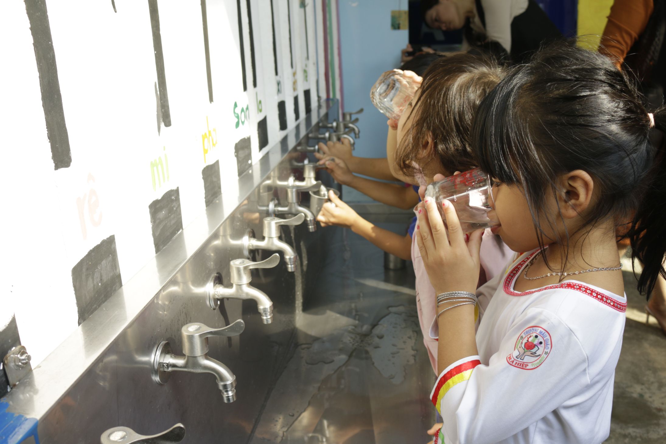 Các em học sinh uống nước lọc trực tiếp từ hệ thống lọc nước sạch 1 Roche Việt Nam trao tặng 2 hệ thống lọc nước sạch hỗ trợ trẻ em tại Quảng Ngãi