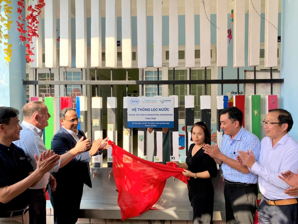 Các khách mời khánh thành hệ thống lọc nước tại trường Mẫu giáo Trà Sơn Roche Việt Nam trao tặng 2 hệ thống lọc nước sạch hỗ trợ trẻ em tại Quảng Ngãi