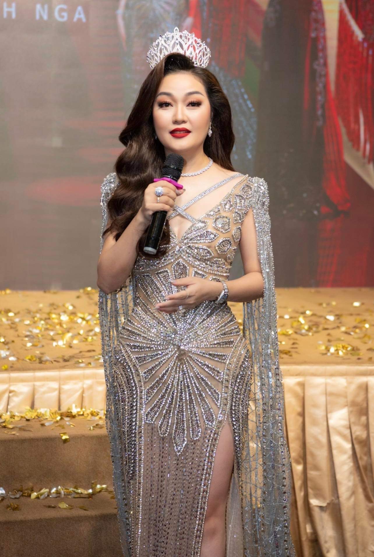  Á hậu Phương Nhi rạng rỡ chúc mừng Á hậu 1 Mrs Universe 2022 Hoàng Thanh Nga 
