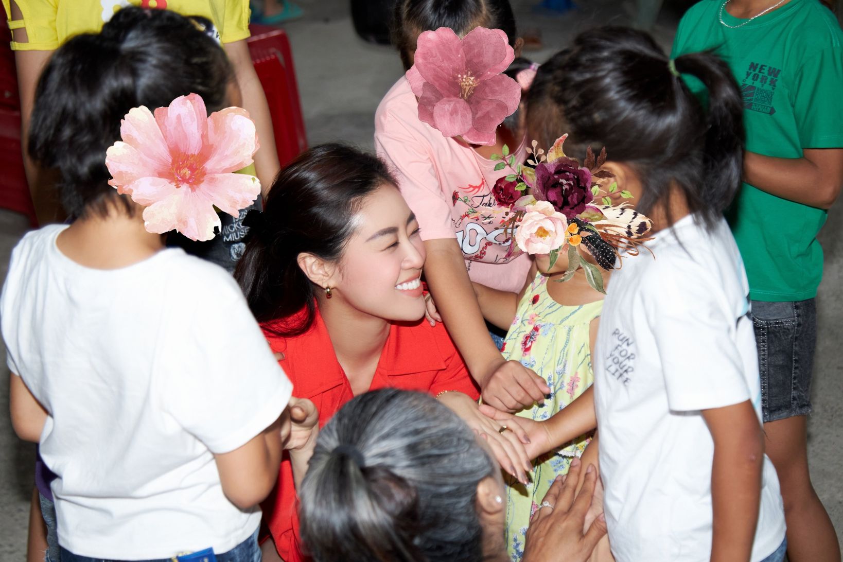 Hoa hau Khanh Van den tham ngoi nha OBV1 Hoa hậu Khánh Vân lì xì, gửi lời chúc năm mới các em ngôi nhà OBV