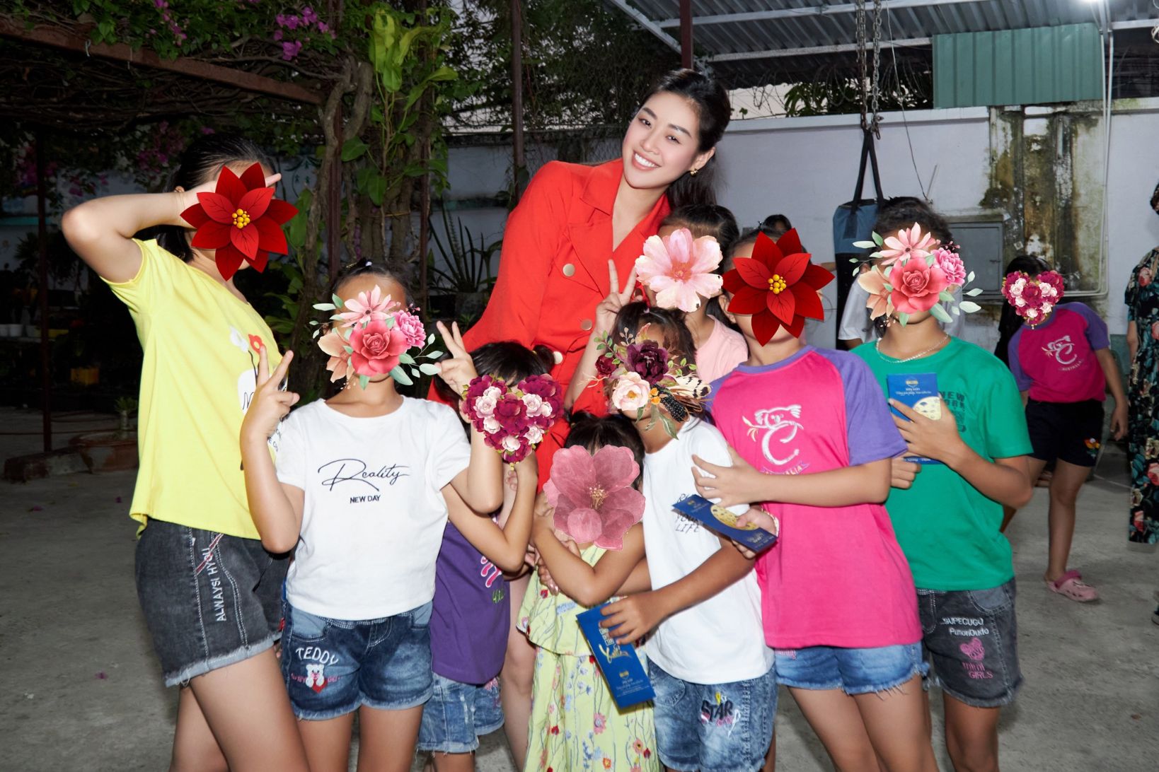 Hoa hau Khanh Van den tham ngoi nha OBV2 Hoa hậu Khánh Vân lì xì, gửi lời chúc năm mới các em ngôi nhà OBV