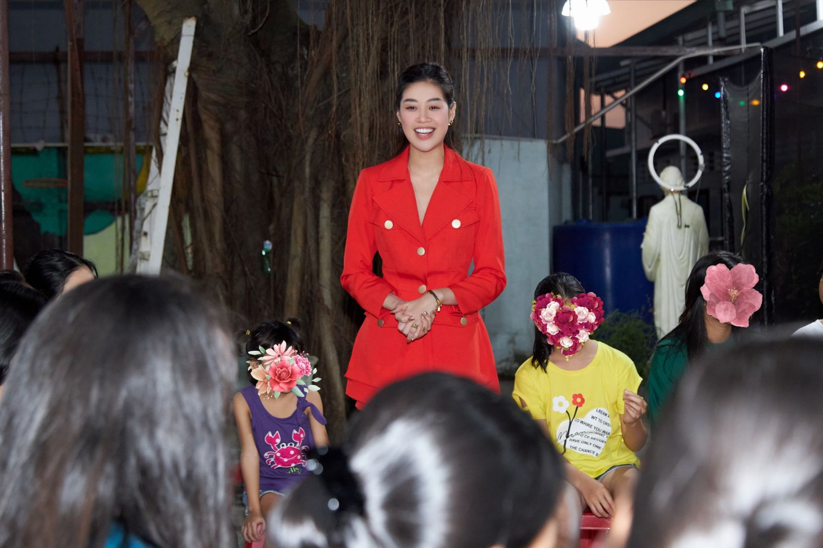 Hoa hau Khanh Van den tham ngoi nha OBV8 Hoa hậu Khánh Vân lì xì, gửi lời chúc năm mới các em ngôi nhà OBV
