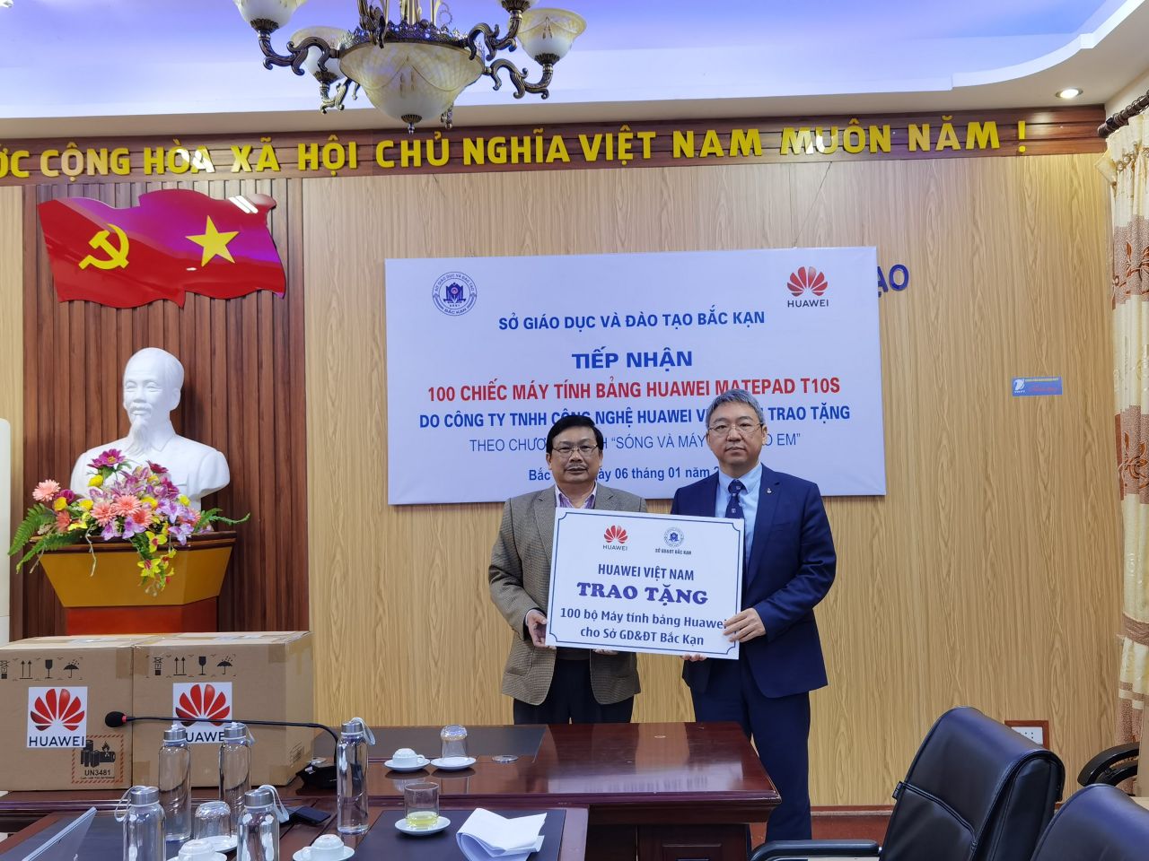 Huawei Việt Nam trao tặng 100 bộ máy tính bảng cho Sở Giáo Dục Đào Tạo tỉnh Bắc Kạn 2 Huawei Việt Nam thực hiện chuỗi hoạt động hỗ trợ giáo dục tại vùng cao