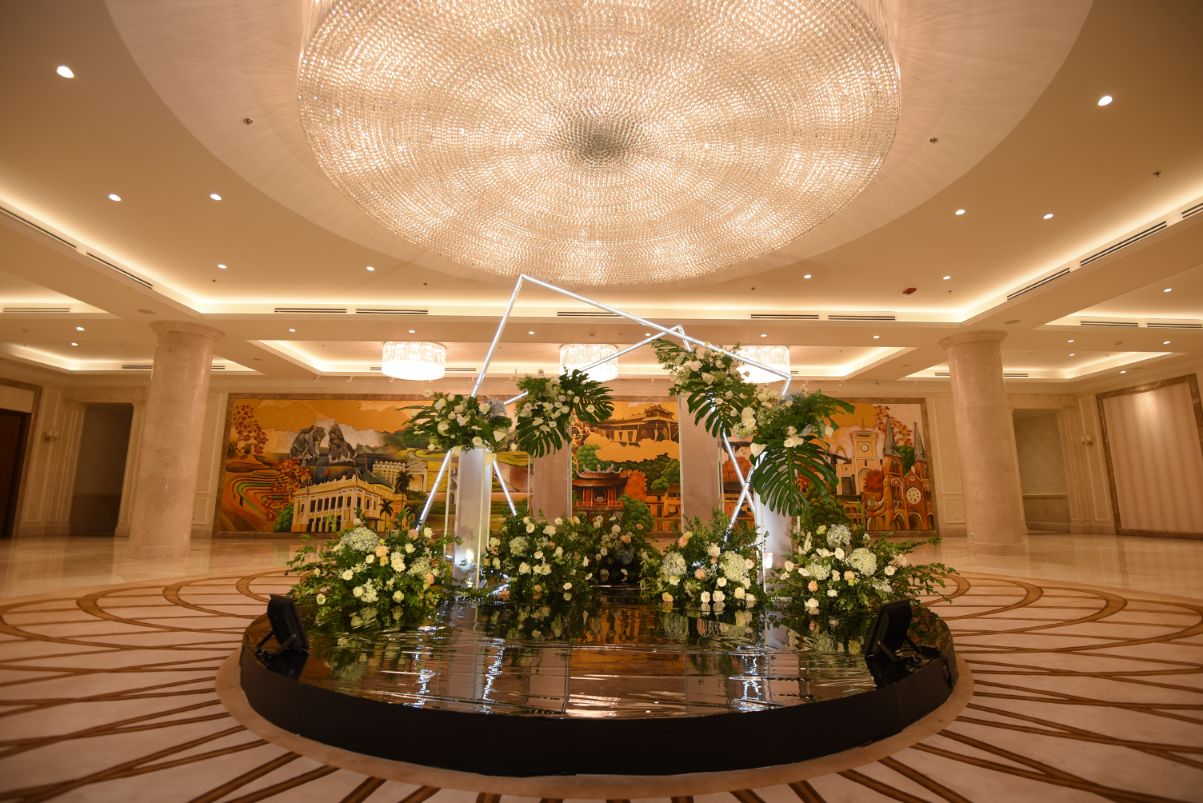 Không gian chào đón khách ở sảnh tiếp đón của Trung tâm Hội Nghị tại Sheraton Grand Đà Nẵng Tỷ phú Ấn Độ tổ chức đám cưới tại Sheraton Grand Danang Resort & Convention Center