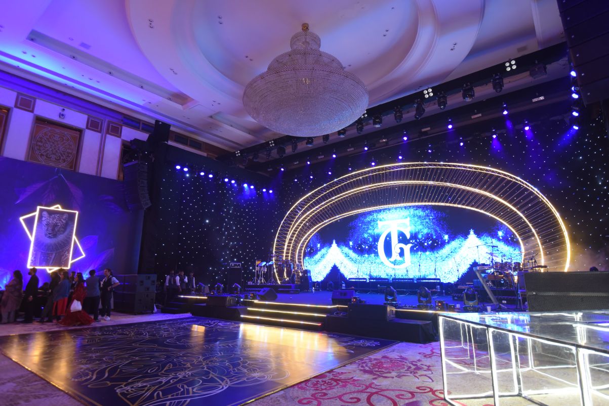 Không gian trần cao 10 mét và diện tích rộng 1267 mét vuông là lợi thế giúp cho Đại sảnh Grand Ballroom có thể đáp ứng mọi yêu cầu lắp đặt và trang trí sân khấu Tỷ phú Ấn Độ tổ chức đám cưới tại Sheraton Grand Danang Resort & Convention Center