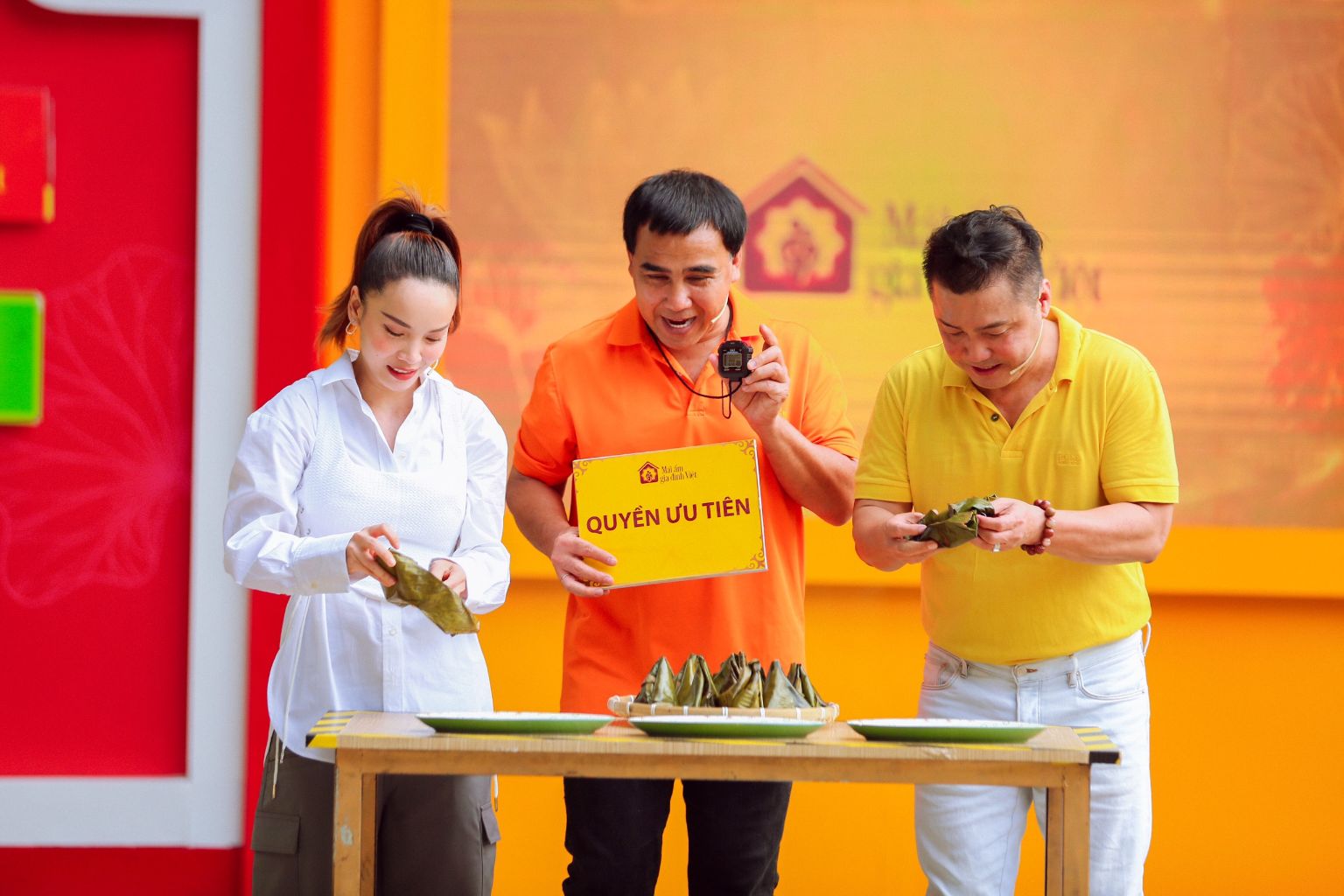 Mái ấm gia đình Việt 1 MC Quyền Linh từng đóng vai quần chúng khi diễn cùng Lý Hùng