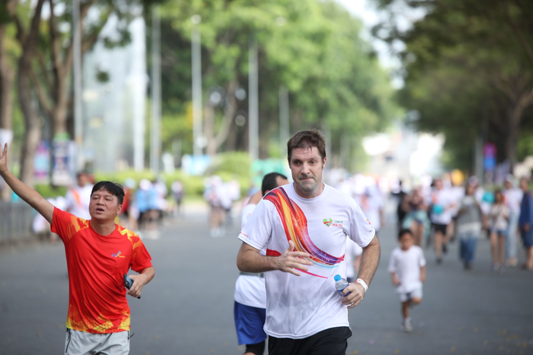 Nhiều người nước ngoài cũng hào hứng tham gia sự kiện chạy bộ gây quỹ từ thiện đầy ý nghĩa Chạy Vì Trái Tim 2023 vận động được hơn 5 tỷ đồng giúp đỡ bệnh nhân tim bẩm sinh
