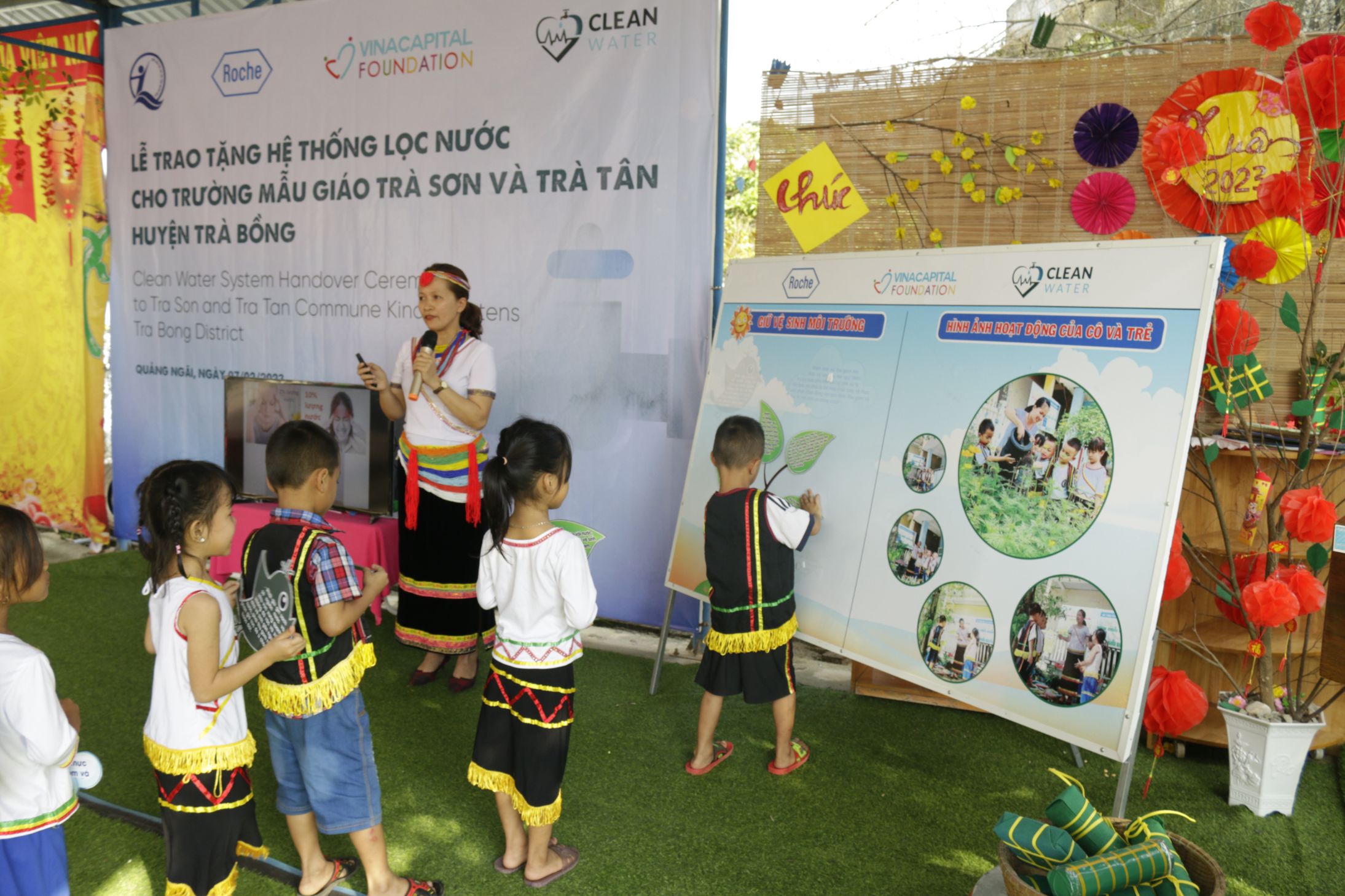 Tập huấn kiến thức về nước sạch và giữ gìn vệ sinh môi trường cho các em học sinh Roche Việt Nam trao tặng 2 hệ thống lọc nước sạch hỗ trợ trẻ em tại Quảng Ngãi