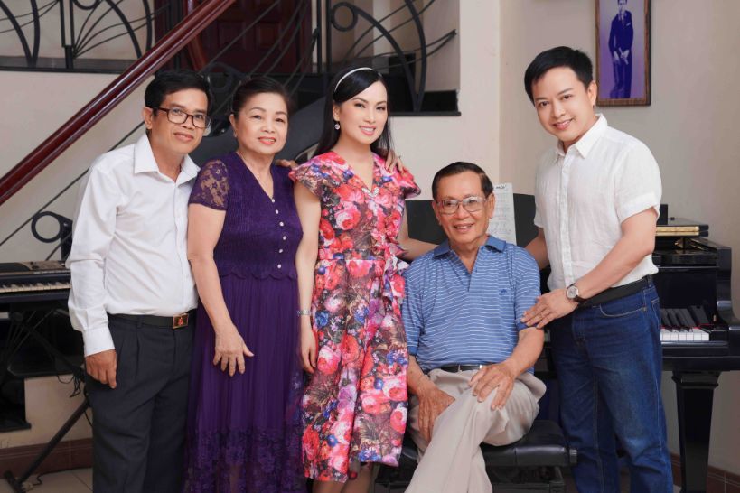 Gia đình ca sĩ Hà Phương cùng cậu ruột và ca sĩ Trần Sang 3 Mừng sinh nhật, Hà Phương chính thức ra mắt MV ‘Bến đò chiều mưa’
