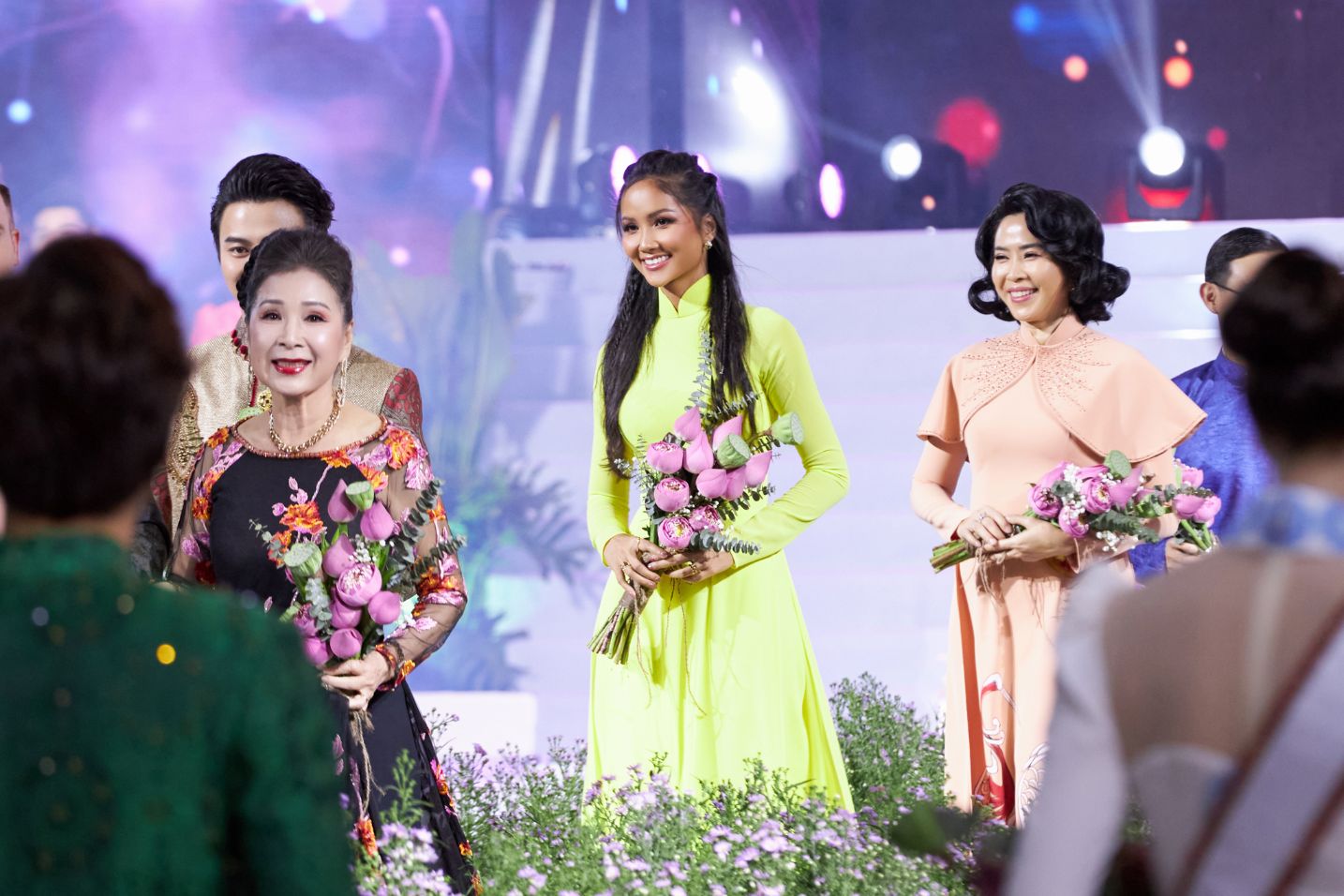 Hoa hau HHen Nie38 Hoa hậu HHen Niê diện lại áo dài cũ tại khai mạc Lễ hội Áo dài TP.HCM