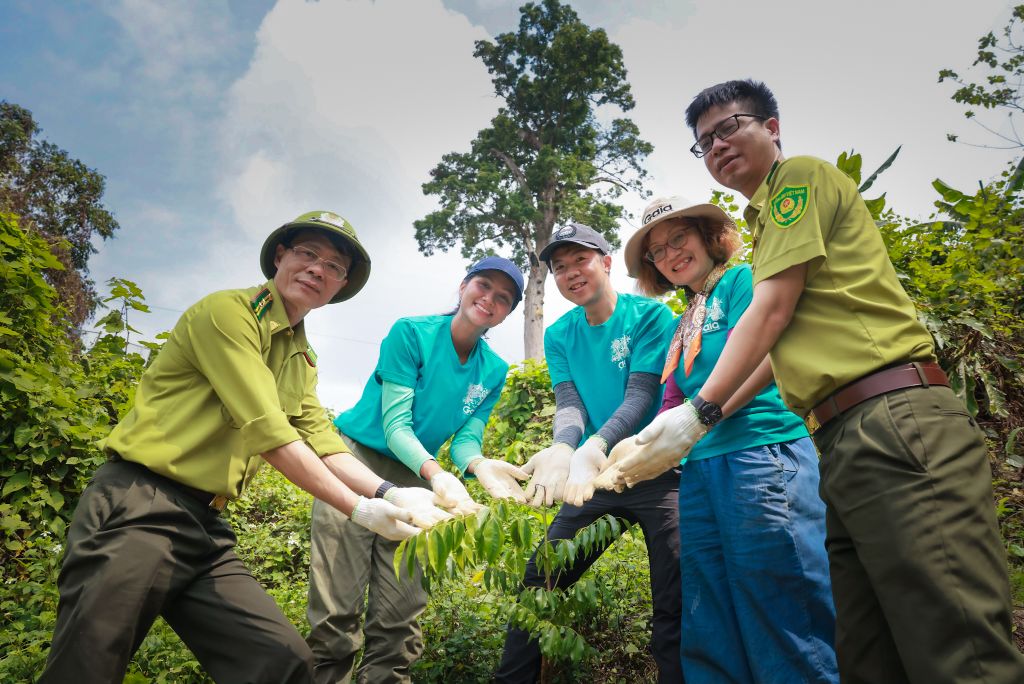 Hoa hau HHen Nie Trong rung Ben En209 HHen Niê trồng 1ha rừng đầu tiên, thực hiện lời hứa kỷ niệm 5 năm đăng quang