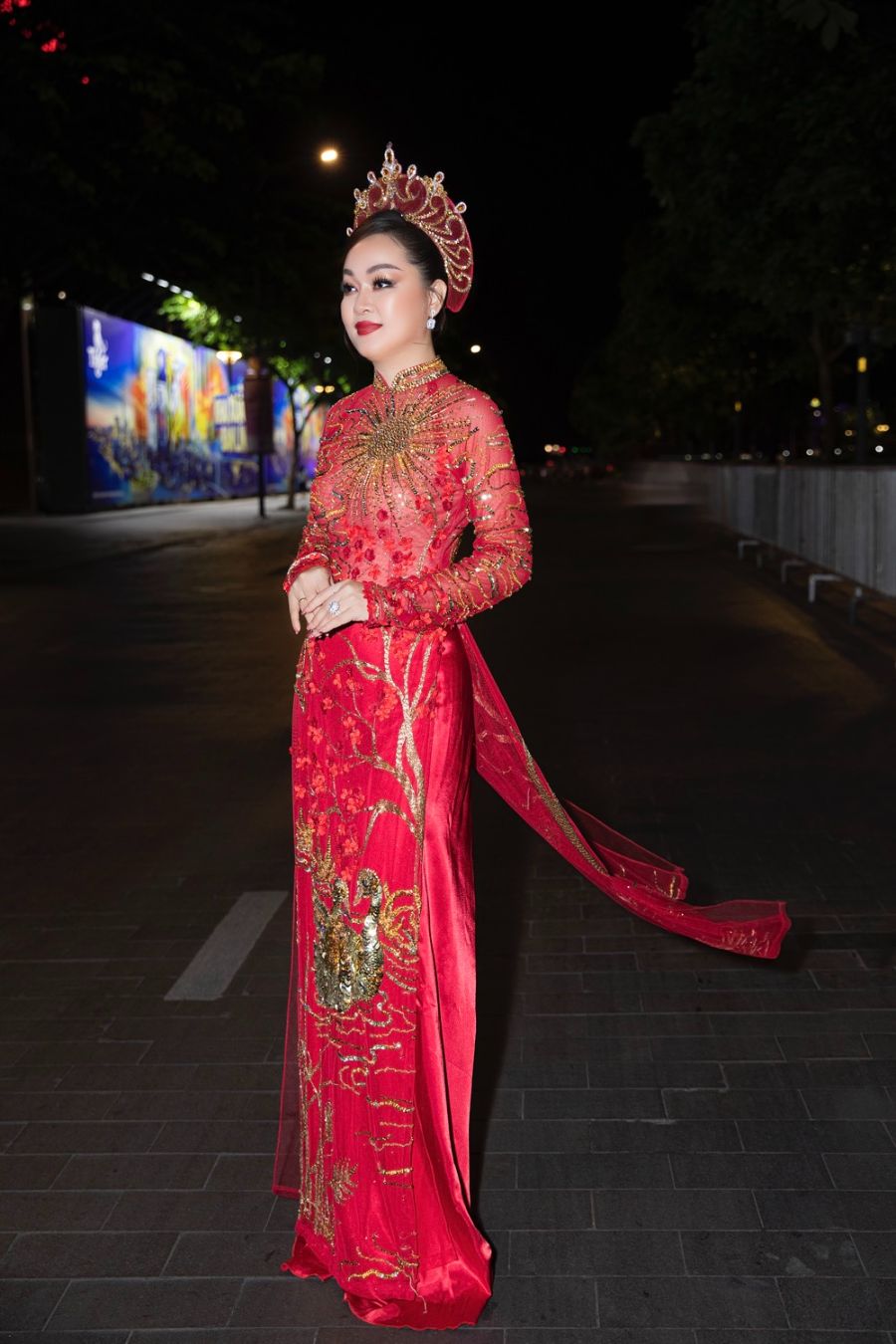 Hoàng Thanh Nga 1 Á hậu Mrs Universe Hoàng Thanh Nga duyên dáng trình diễn áo dài   