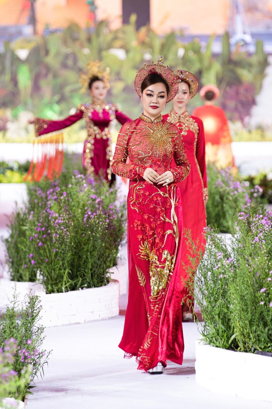 Hoàng Thanh Nga 2 Á hậu Mrs Universe Hoàng Thanh Nga duyên dáng trình diễn áo dài   