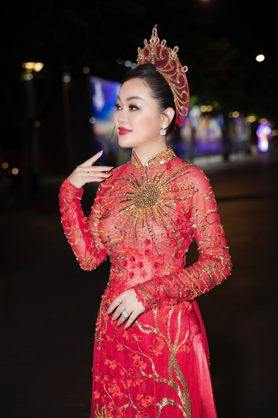 Hoàng Thanh Nga 4 Á hậu Mrs Universe Hoàng Thanh Nga duyên dáng trình diễn áo dài   