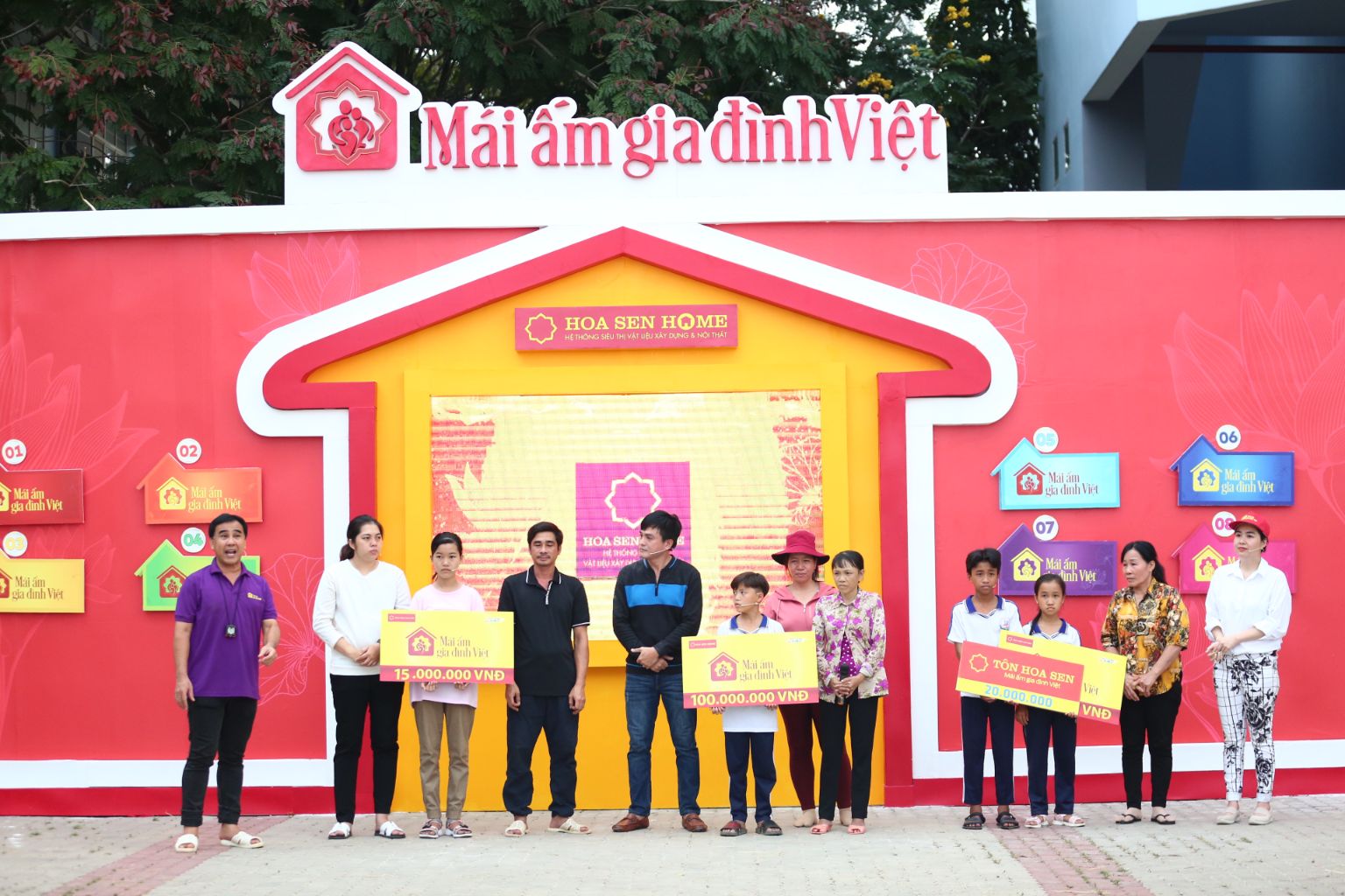 Mái ấm gia đình Việt 3 MC Quyền Linh, Lê Khánh và Cao Minh Đạt mang về 165 triệu đồng giúp các em nhỏ mồ côi