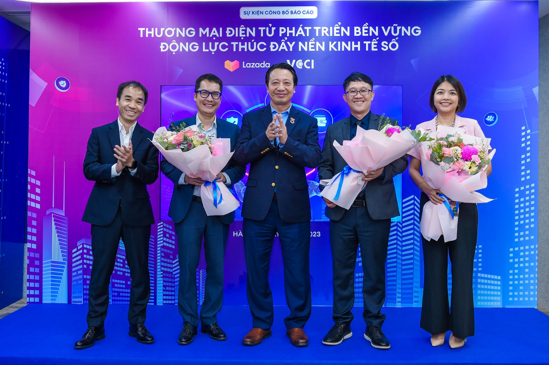 Đại diện Lazada và các chuyên gia 2 Lazada Việt Nam và câu chuyện phát triển bền vững ngành Thương mại điện tử