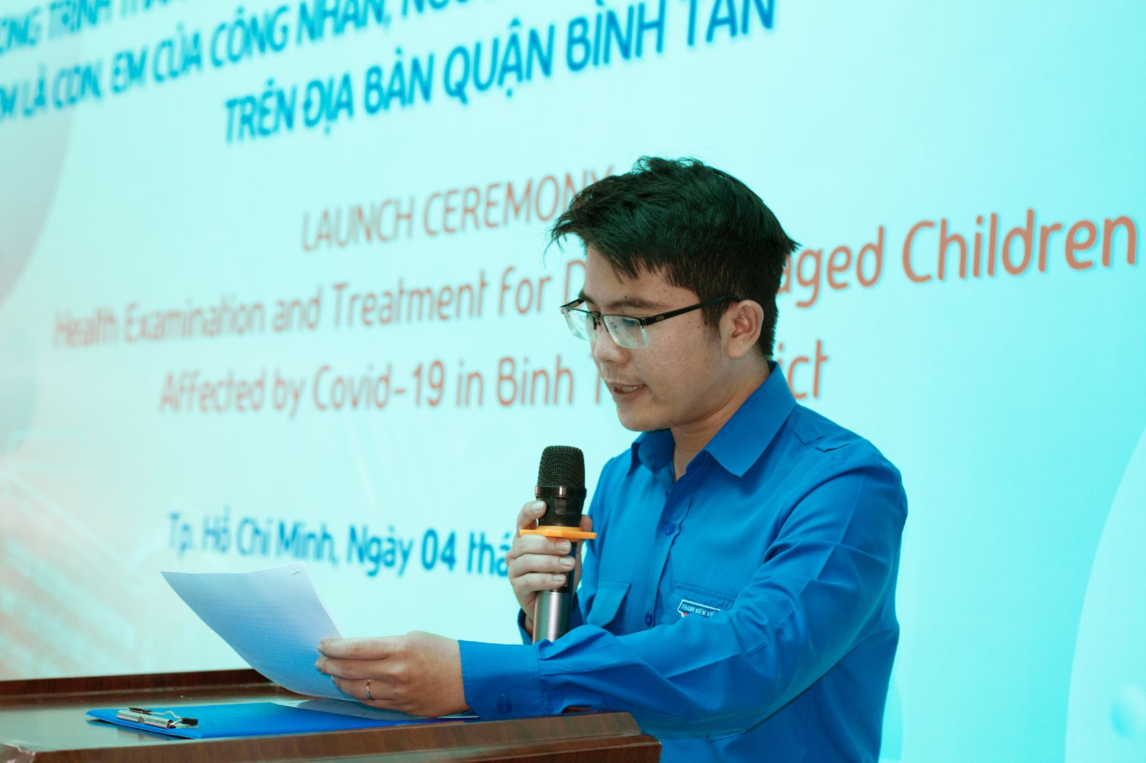Đồng chí Nguyễn Lê Trung Hiếu Bí thư Quận Đoàn Bình Tân phát biểu tại Lễ Khai mạc Thăm khám miễn phí cho 1.000 trẻ em khó khăn bị ảnh hưởng bởi Covid 19