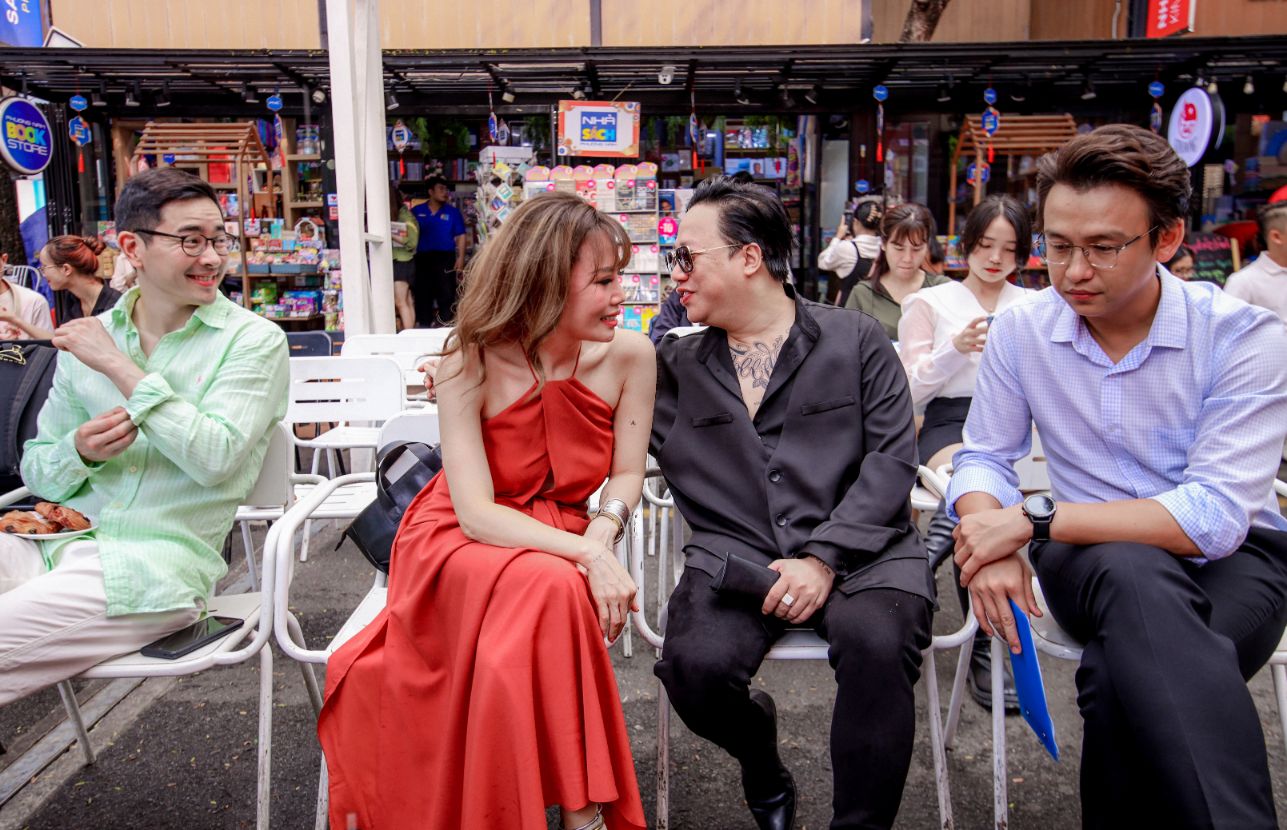 Nơi chúng ta thuộc về 6 Nhà văn Amanda Huỳnh ngượng ngùng khi MC Tùng Leo xăm tên mình trên tay