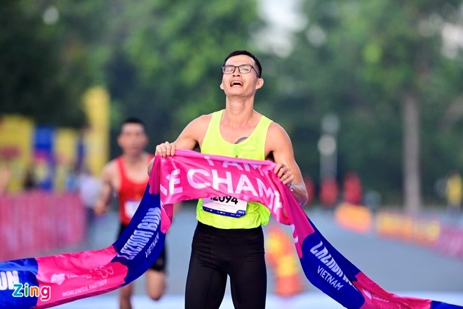 Runner đầu tiên ở cự ly 10km chạm đích chỉ sau vài chục phút Lazada Run Việt Nam thu hút hơn 9.000 người tham dự ở lần đầu tổ chức