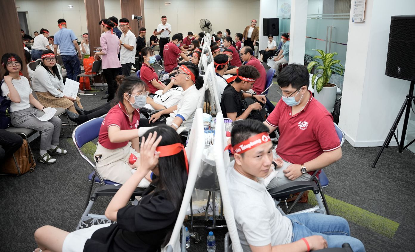 Sự kiện thu hút hàng trăm nhân viên nhà phân phối và khách hàng của Amway Việt Nam đã hào hứng tham gia ngày hội hiến máu Chủ nhật Đỏ 1 1 Amway Việt Nam nhận bằng khen từ Trung ương Đoàn Thanh niên Cộng sản Hồ Chí Minh