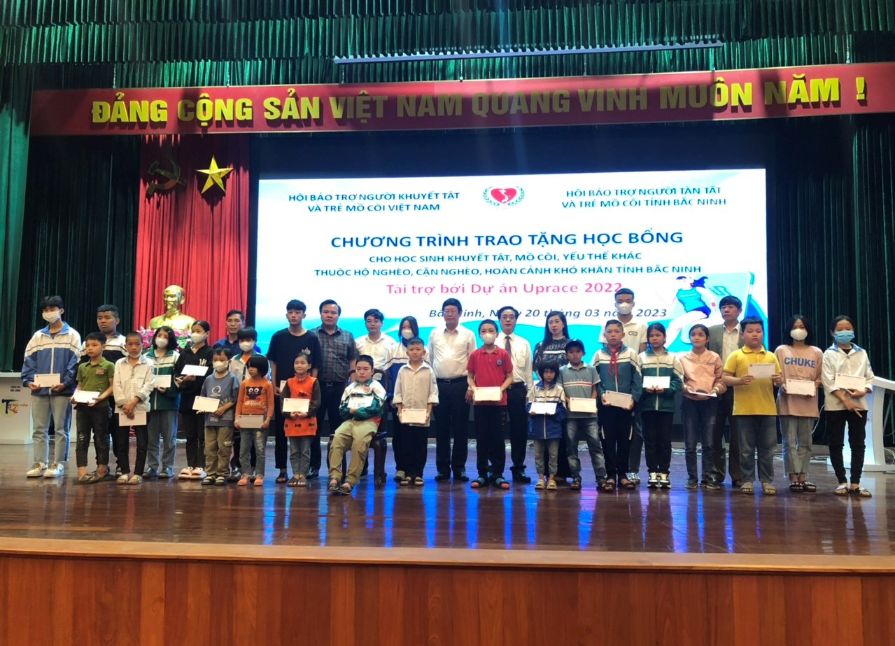 Trao hoc bong tai tro boi UpRace 2 VNG đạt giải thưởng Doanh nghiệp Việt Nam có hoạt động xã hội sáng tạo nhất 2023